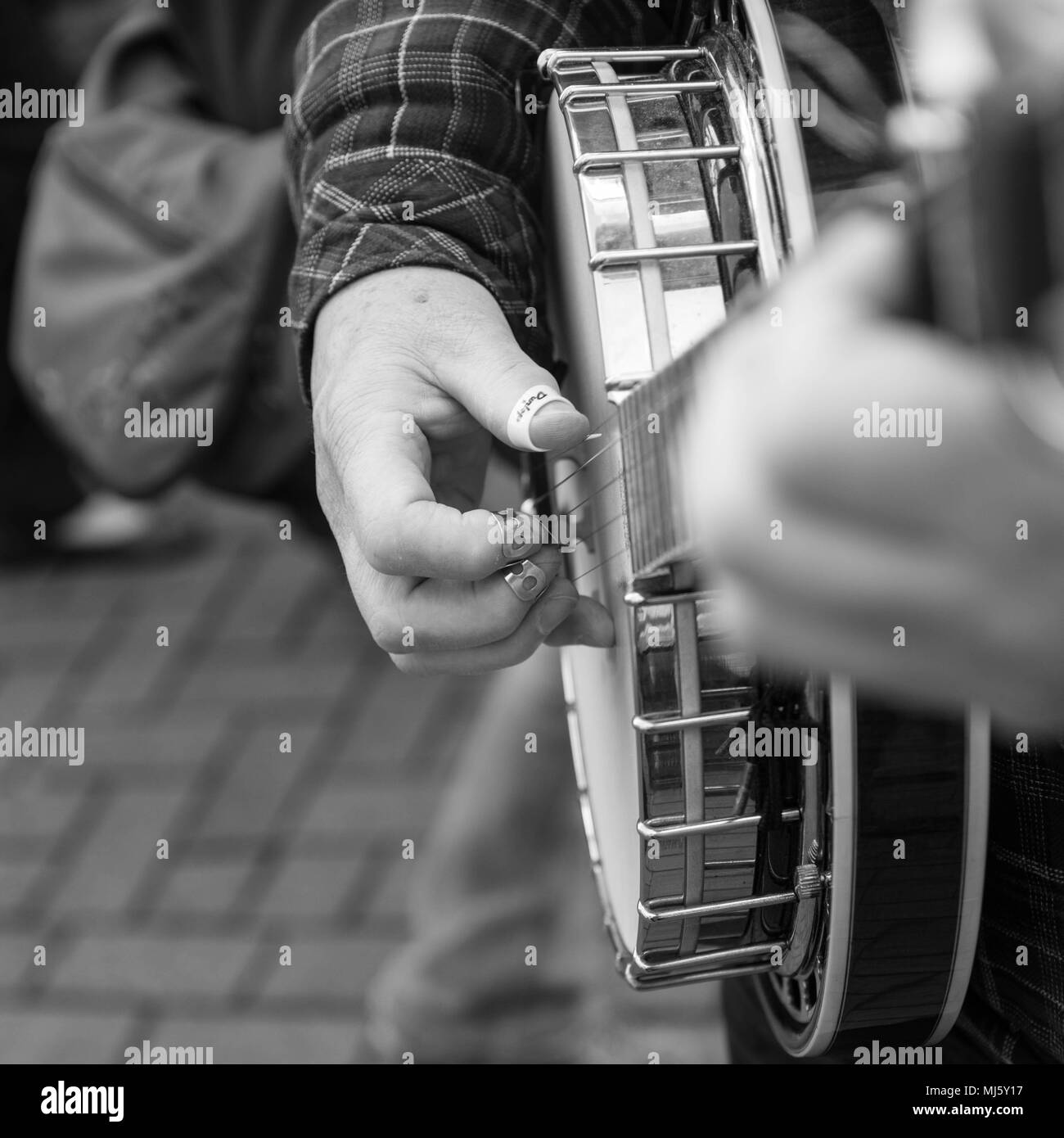 Riproduzione di banjo street performer in Banbury, Regno Unito 2017 Foto Stock
