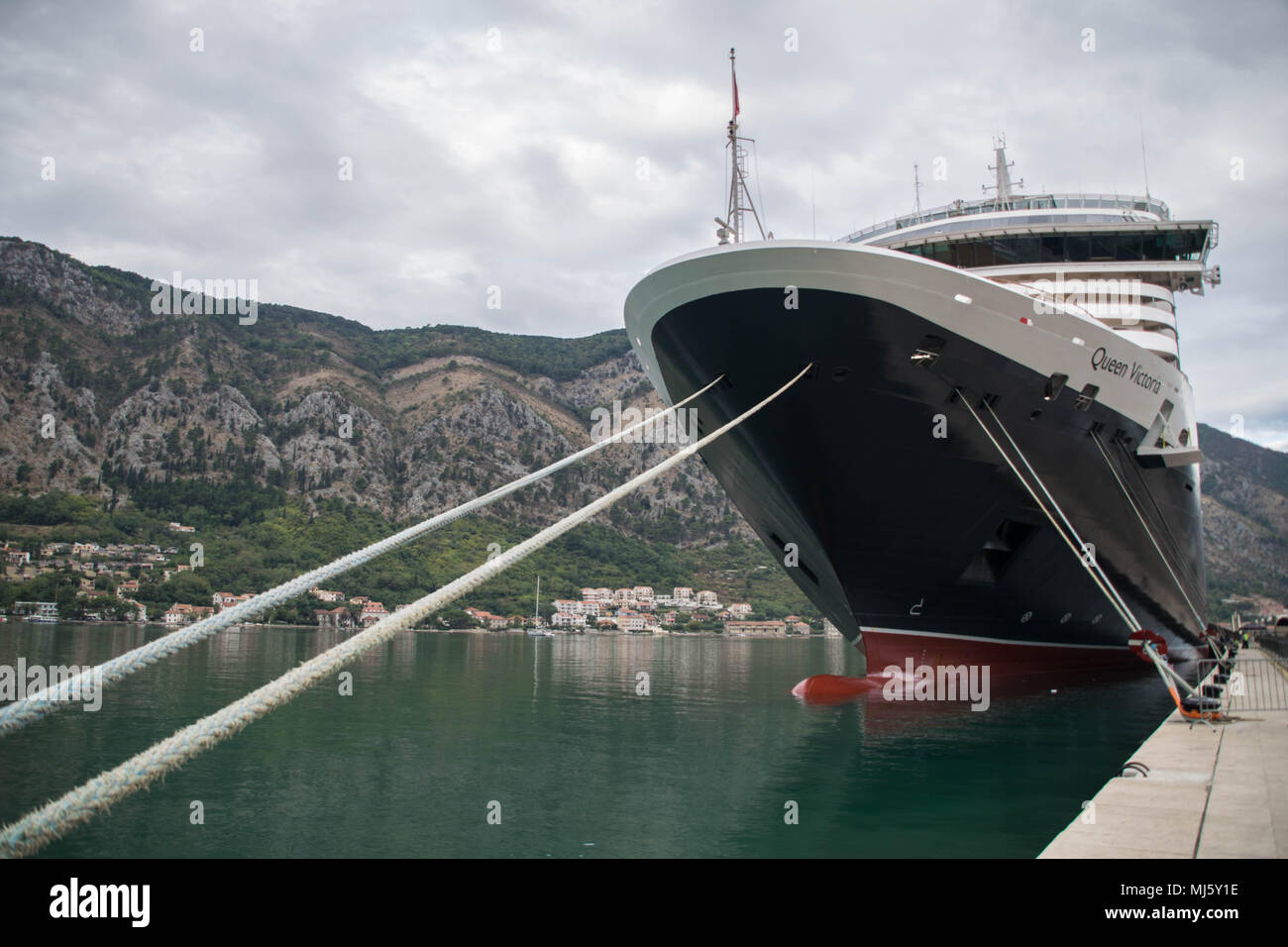 La regina Victoria nel porto di Cattaro, Settembre 2017 Foto Stock