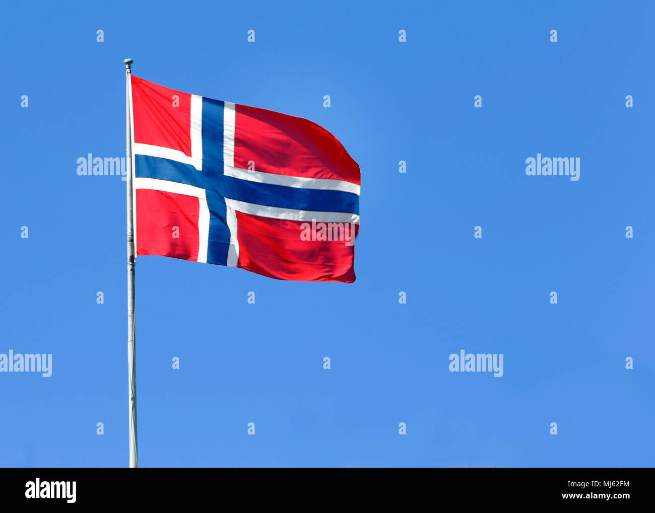 La bandiera norvegese Vola nel vento. Foto Stock