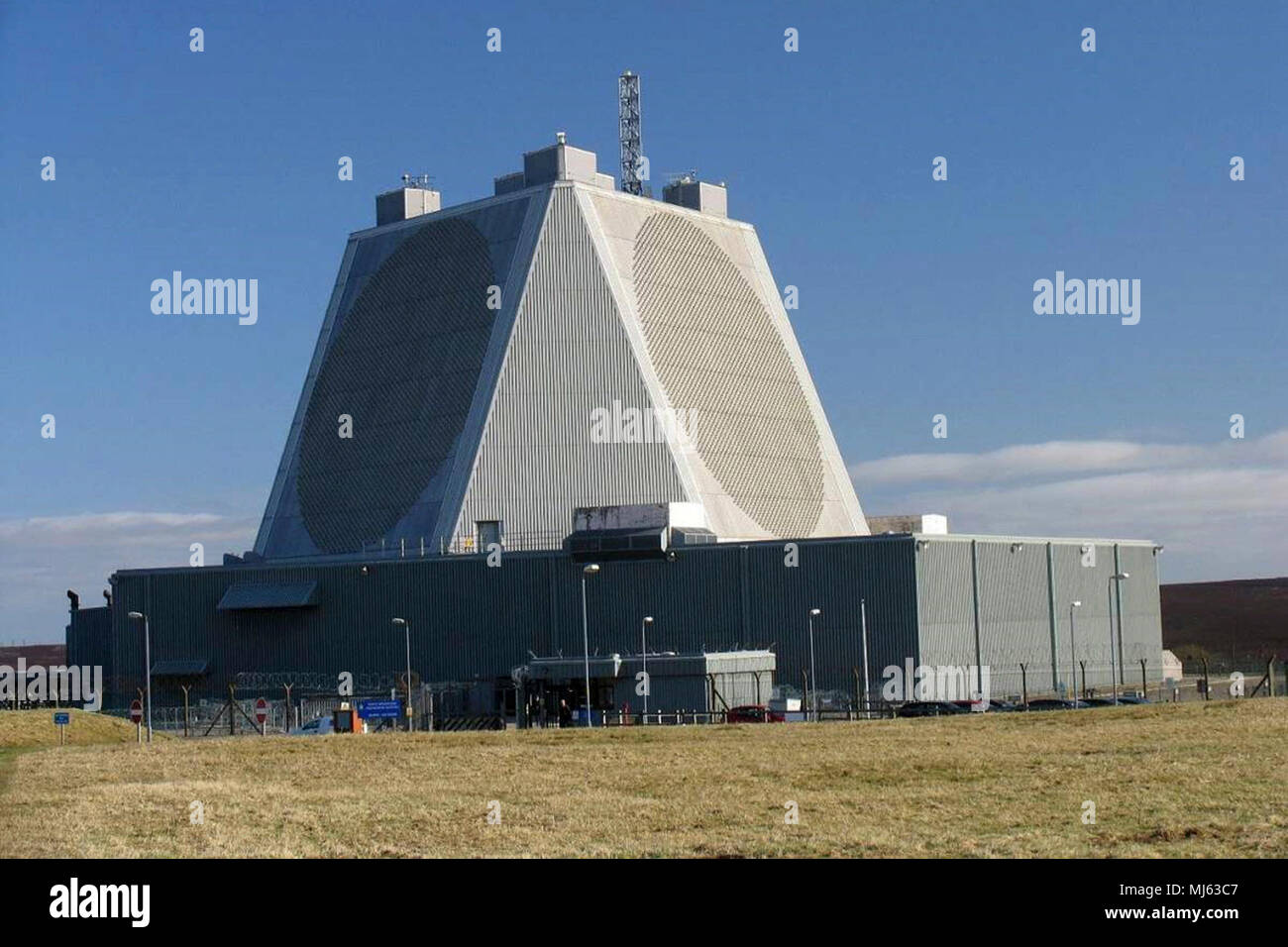 FYLINGDALES AIR FORCE STATION, Inghilterra - un missile balistico Early Warning System si siede a Flyindales Air Force Station, Inghilterra. Il radar è in grado di rilevare il missile balistico attacchi e conduzione di spazio generale di sorveglianza e di localizzazione via satellite. Raccolta immagini per celebrare il coraggio di impegno di dedizione e di sacrificio di U.S. Forze Armate e personale civile. Foto Stock