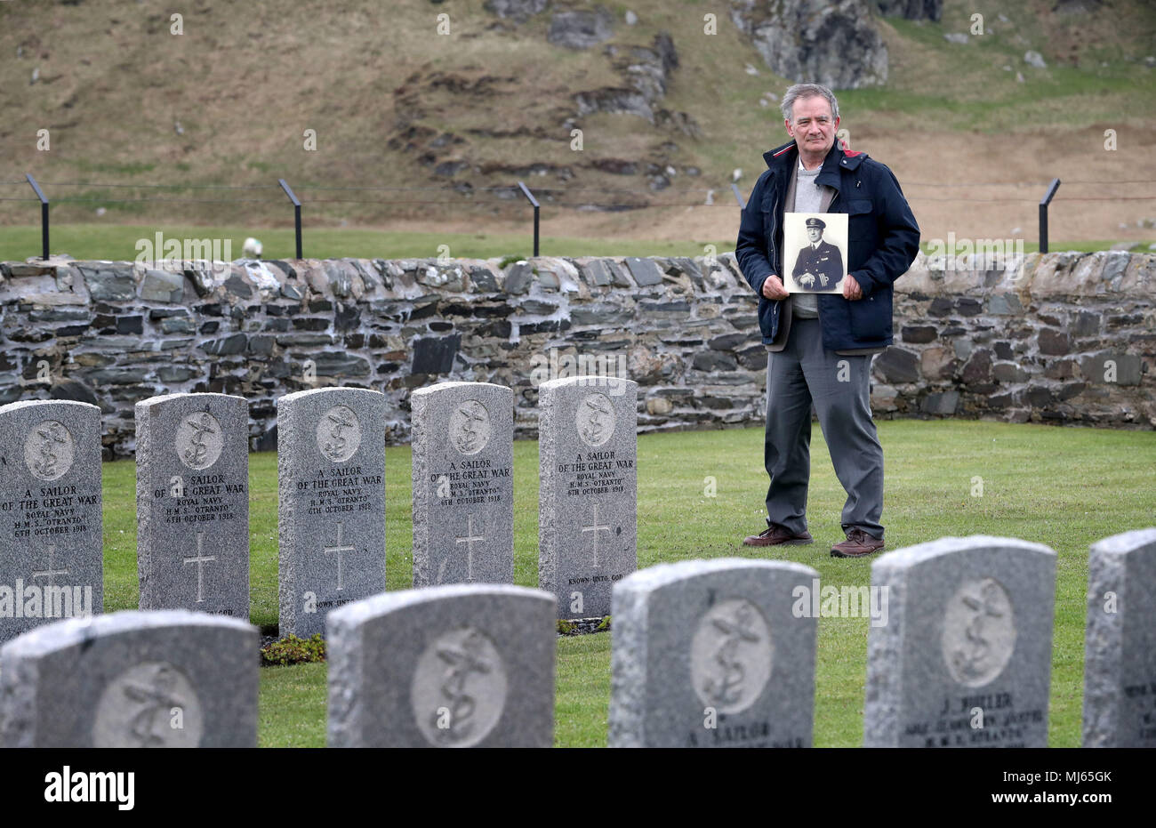 Nick nascondere, nel cimitero a fianco di Kilchoman sulla spiaggia di Islay dove il nonno capitano Ernest Davidson, morto nel sistema HMS Otranto del disastro che è affondata al largo della costa di Islay nel 1918, è sepolto. Foto Stock