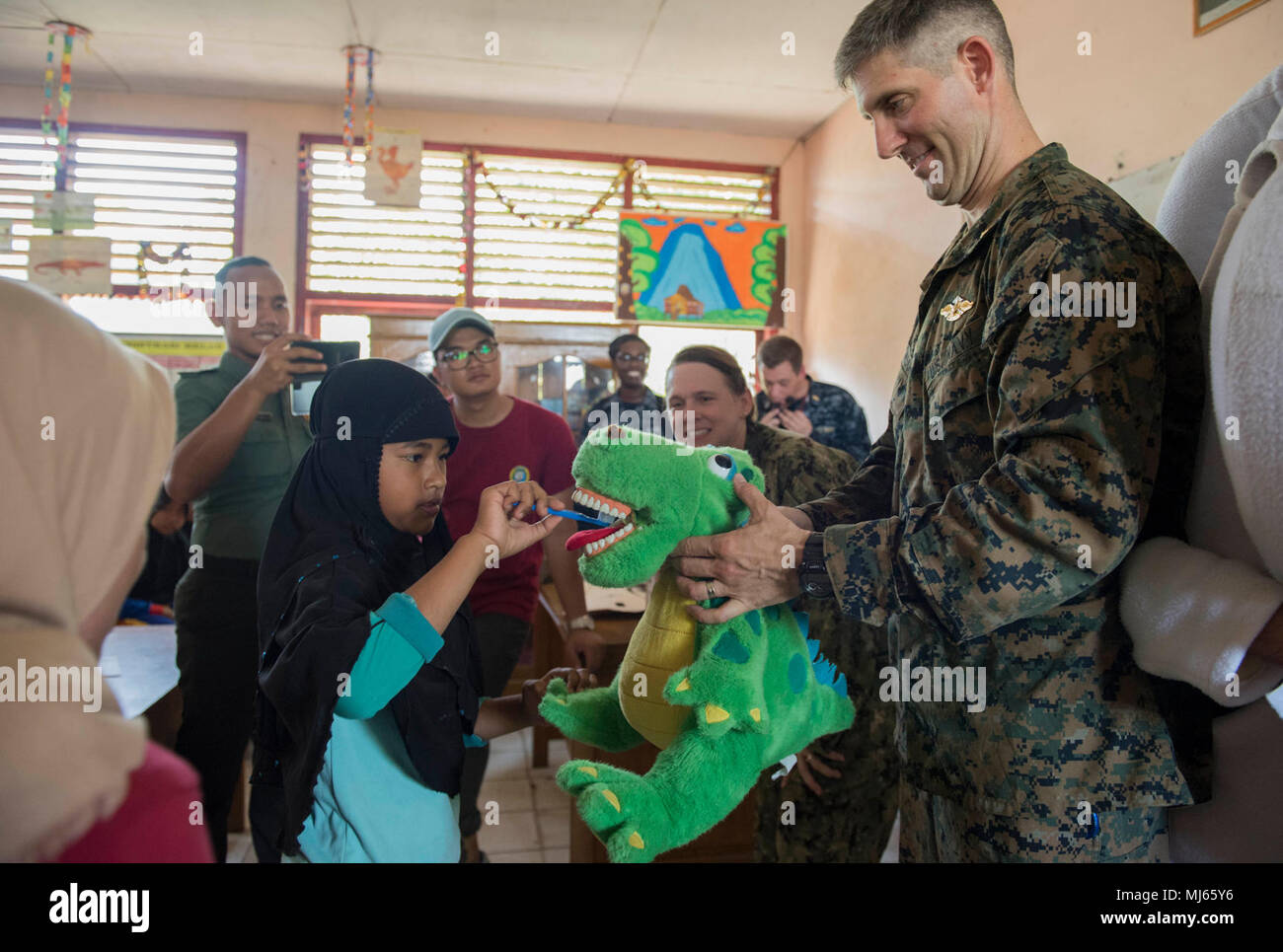 BENGKULU, Indonesia (Aprile 06, 2018) Lt. Lee Atkinson, da Yuma, Ariz., dimostra la salute dentale delle pratiche per gli studenti di SDN 77 Scuola Elementare di Bengkulu, Indonesia durante il partenariato del Pacifico 2018 (PP18). PP18's missione è lavorare collettivamente con host e nazioni partner per migliorare l'interoperabilità a livello regionale di emergenza e capacità di risposta, aumentando la stabilità e la sicurezza nella regione e favorire la nascita di nuove e durature amicizie in tutta la regione Indo-Pacifico. Pacific Partnership, ora nel suo tredicesimo iterazione, è la più grande multinazionale annuale di assistenza umanitaria e di disaster reli Foto Stock