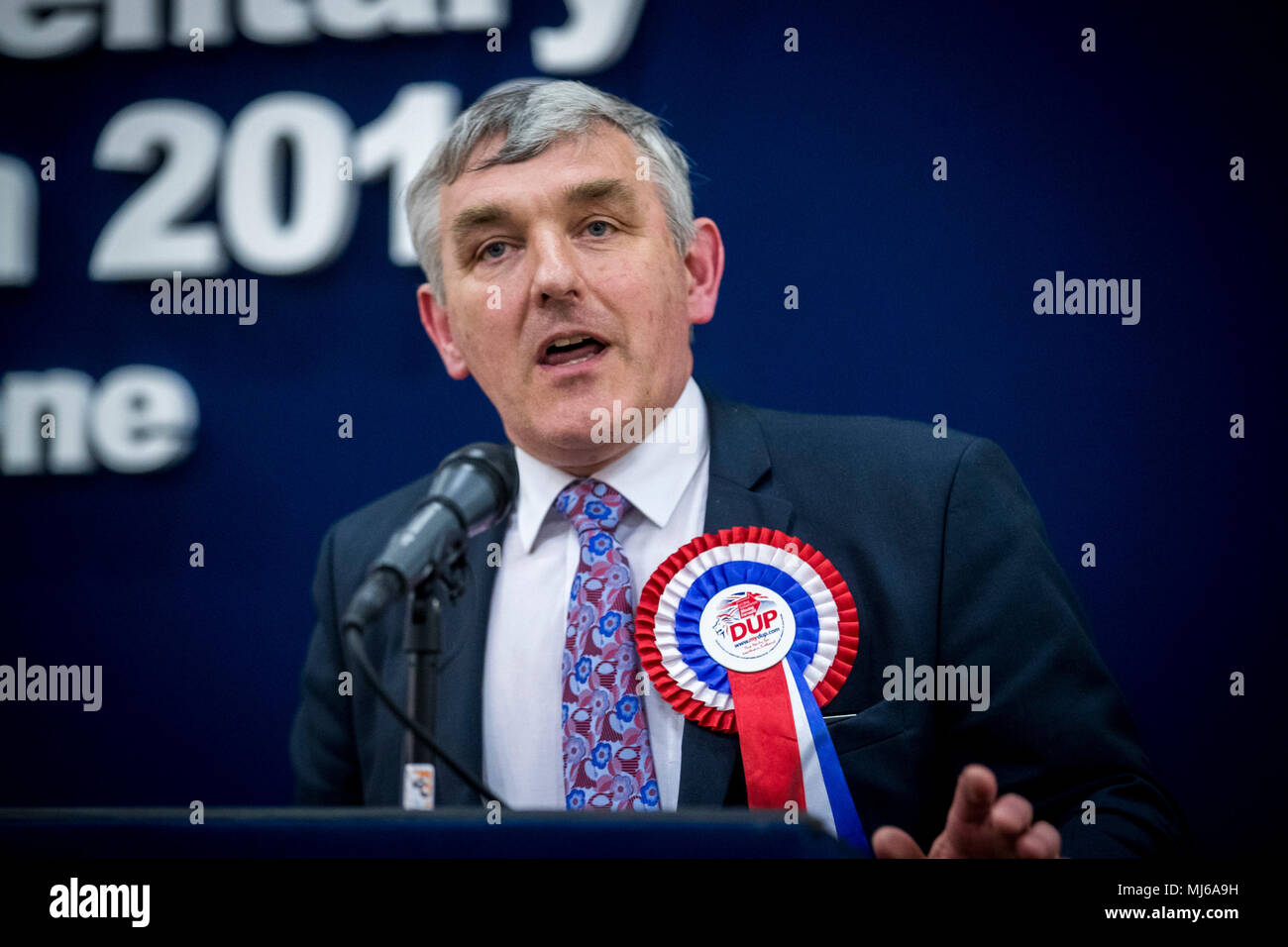 Thomas Buchanan del democratico partito unionista (DUP) nella foto dopo la votazione è stata dichiarata a Omagh complesso di svago per la West Tyrone REGNO UNITO By-Election parlamentare. Foto Stock