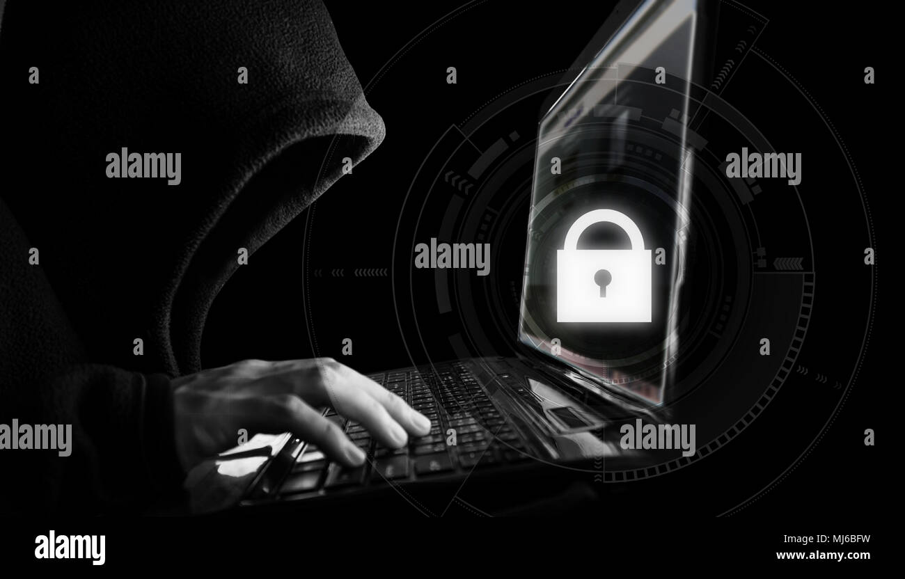 Internet del sistema di protezione della rete. Hacker in felpa con cappuccio nero utilizzando computer laptop Foto Stock