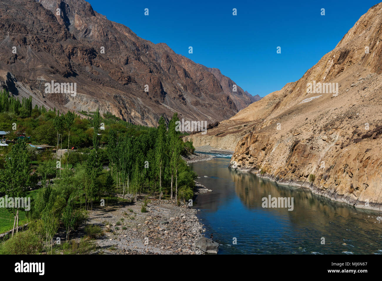 Paesaggio di montagne, fiumi e foreste in estate al nord area di campagna in Pakistan Foto Stock