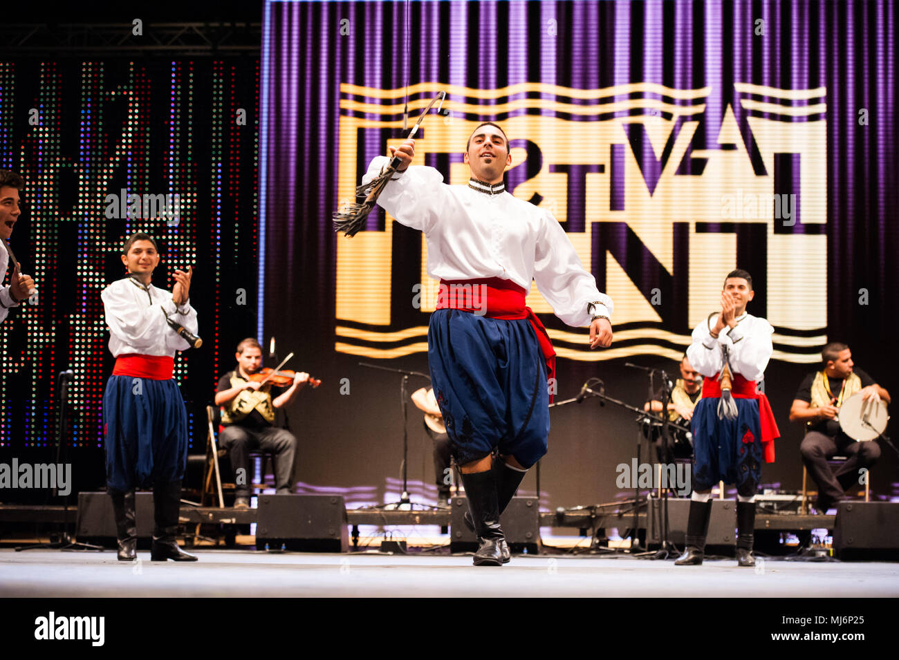 Il gruppo folk dell'Accademia d'arte di Cipro del Nord da Nicosia, Cipro, effettuando al venticinquesimo Folkart CIOFF Internazionale Festival di Folclore folklore sub-festival di Festival di Quaresima, una delle più grandi feste all'aperto in Europa. Folkart, Festival Lent, Maribor, Slovenia, 2013. Foto Stock