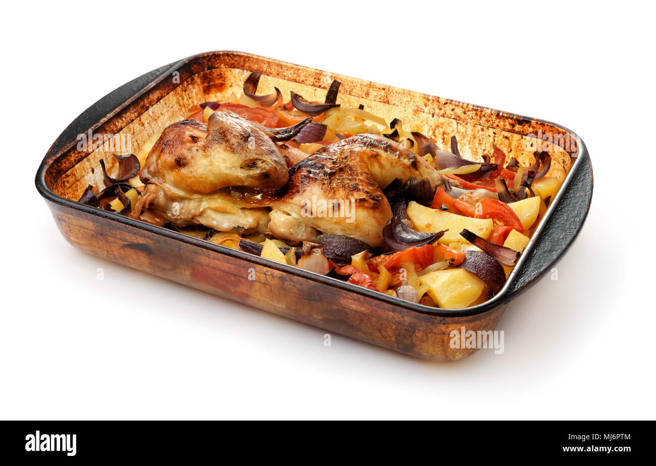 Il pollo al forno con verdure in vetro vassoio da forno isolato su bianco Foto Stock