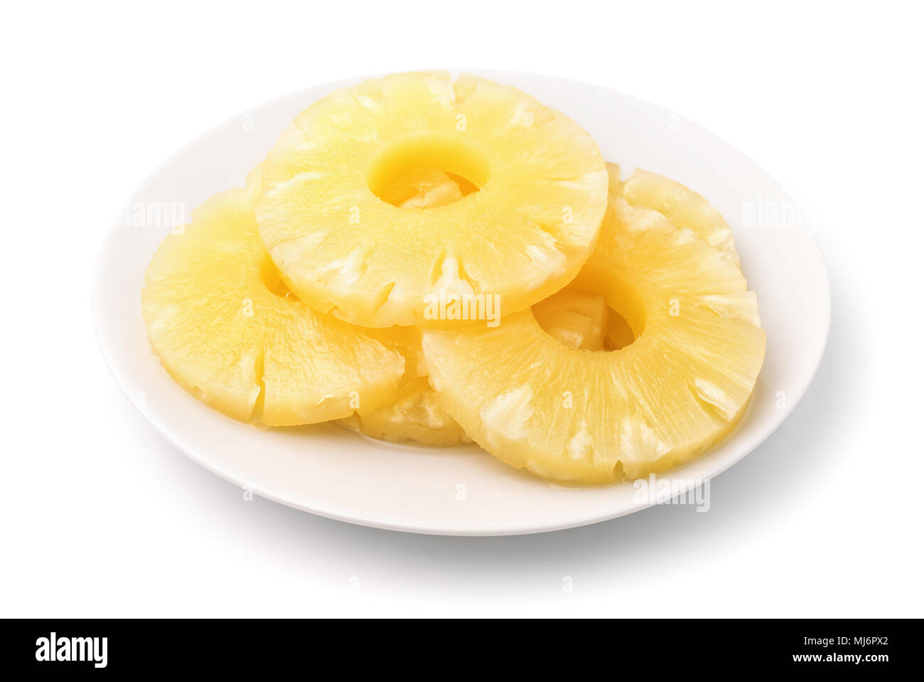 Conserve di fette di ananas sulla piastra isolata su bianco Foto Stock
