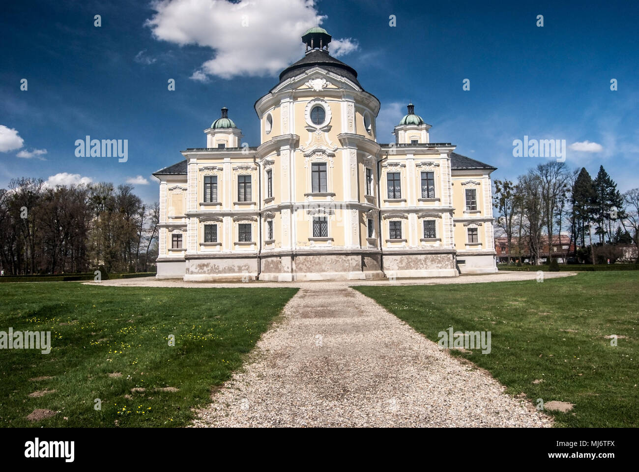 Chateau in Kravare vicino a Opava città in Repubblica Ceca con percorso, il prato e il cielo azzurro con poche nuvole Foto Stock