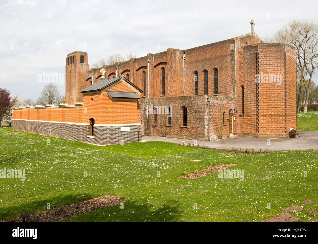 Chiesa di Saint Alban e Santa Barbara, la chiesa Garrison, Royal reggimento di artiglieria, Larkhill, Wiltshire, Inghilterra, Regno Unito con ulteriori memorial costruire Foto Stock