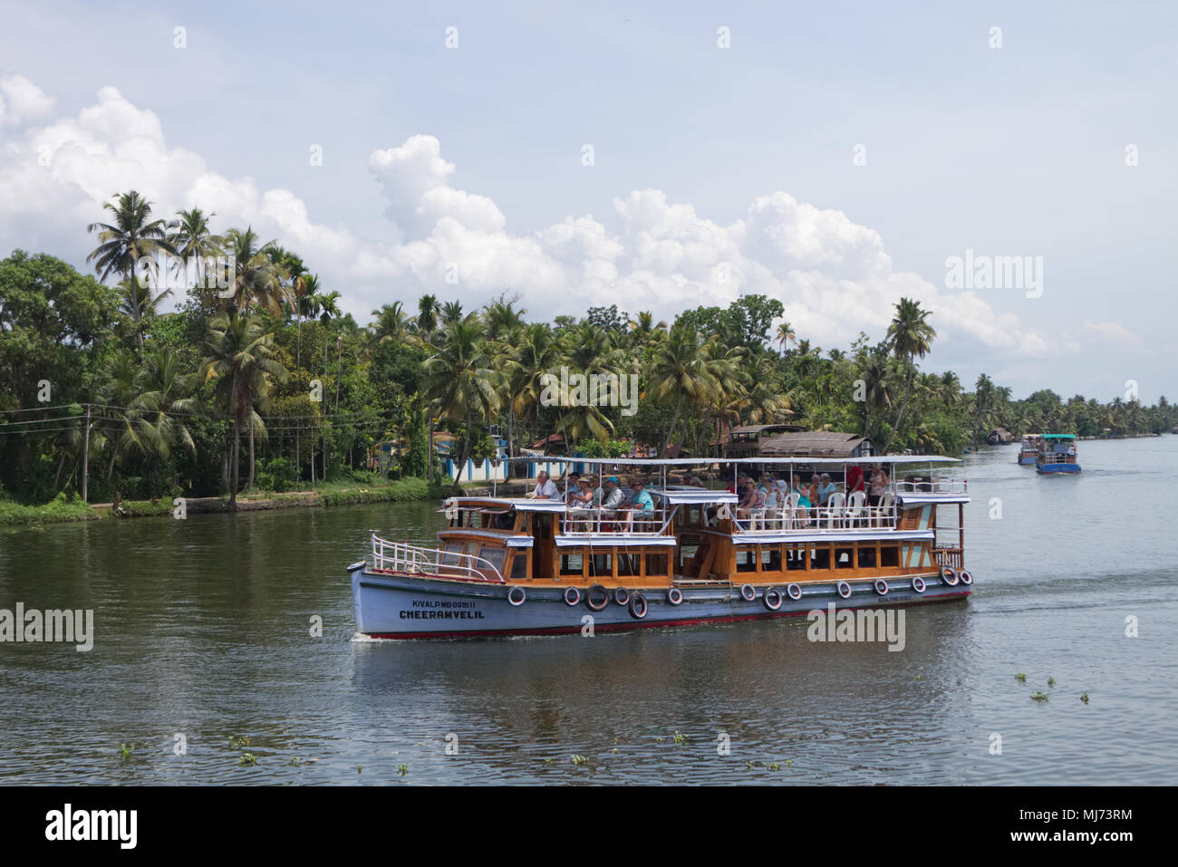 Alappuzha, Kerala / India - 15 Aprile 2018: una casa tradizionale barca è il trasporto di turisti sulle vie navigabili di Alappuzha. Foto Stock