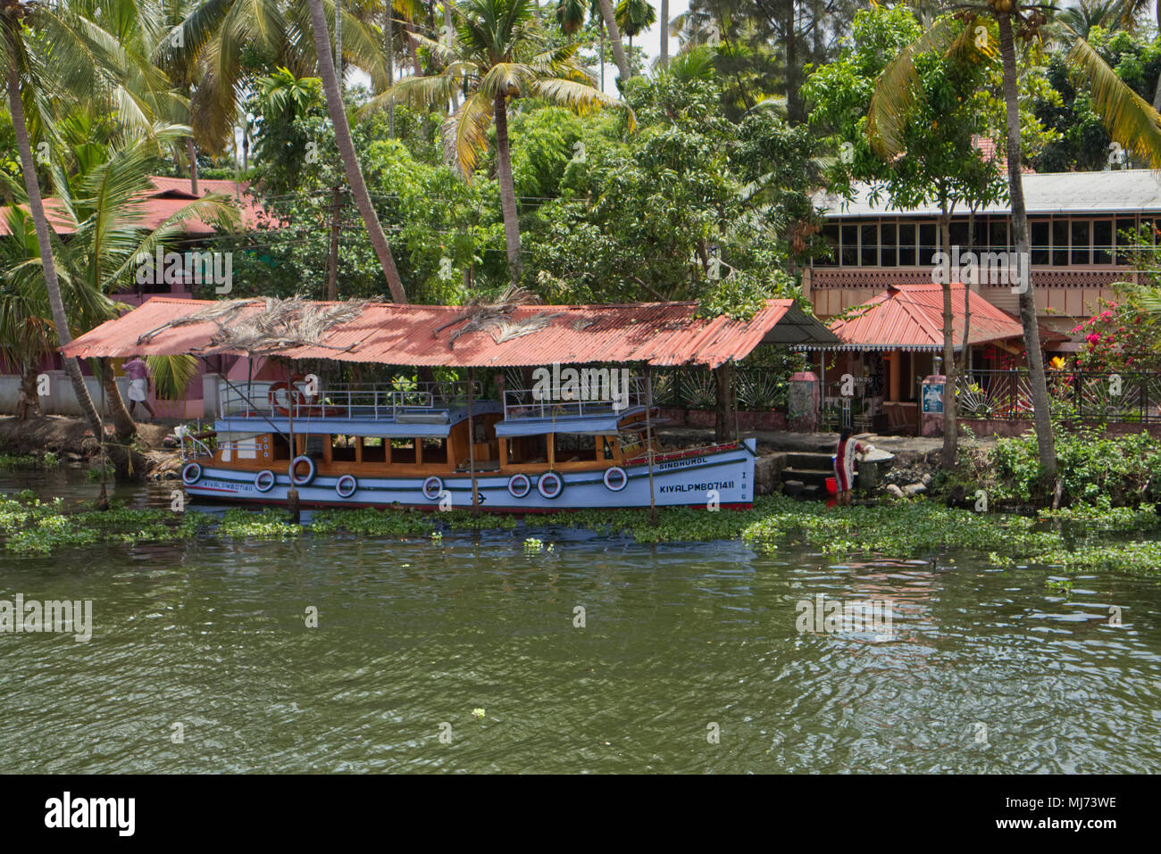 Alappuzha, Kerala / India - 15 Aprile 2018: una casa tradizionale barca è il trasporto di turisti sulle vie navigabili di Alappuzha. Foto Stock
