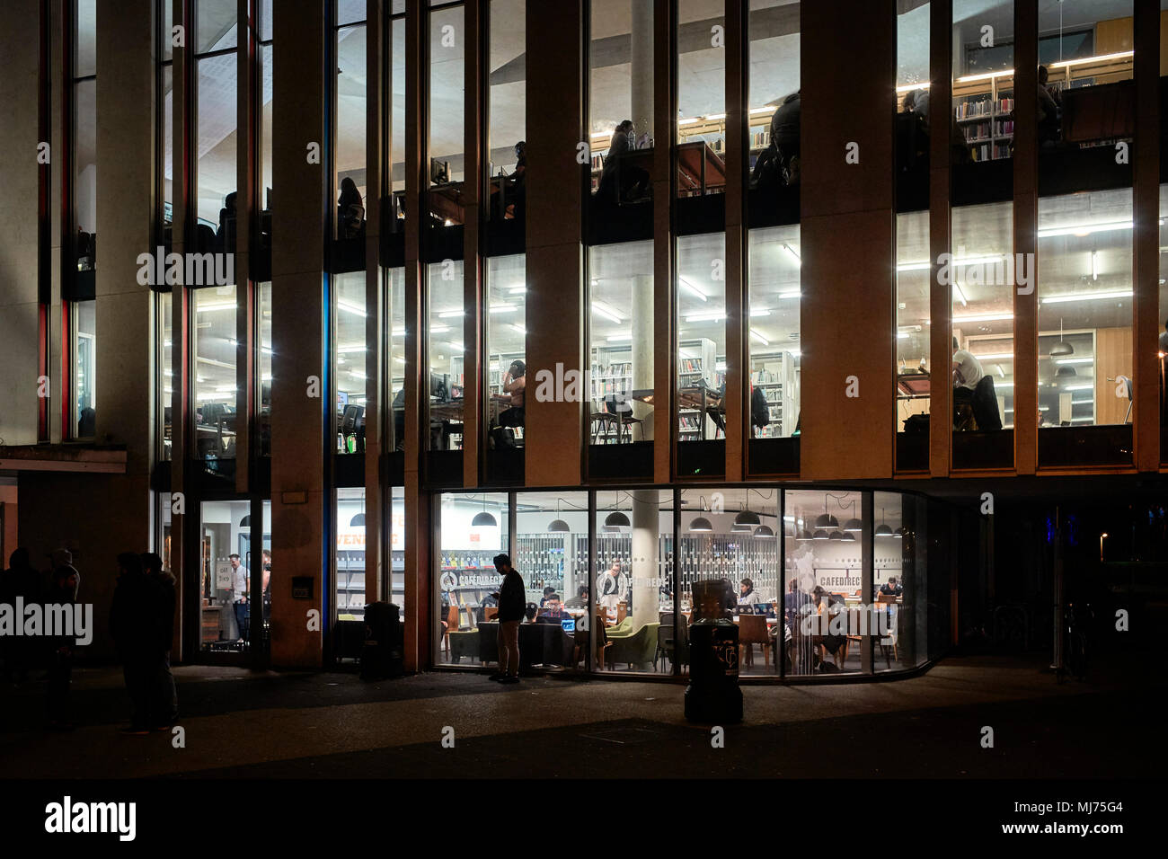Gli studenti che studiano a tarda notte in biblioteca edificio all Università di Portsmouth Foto Stock