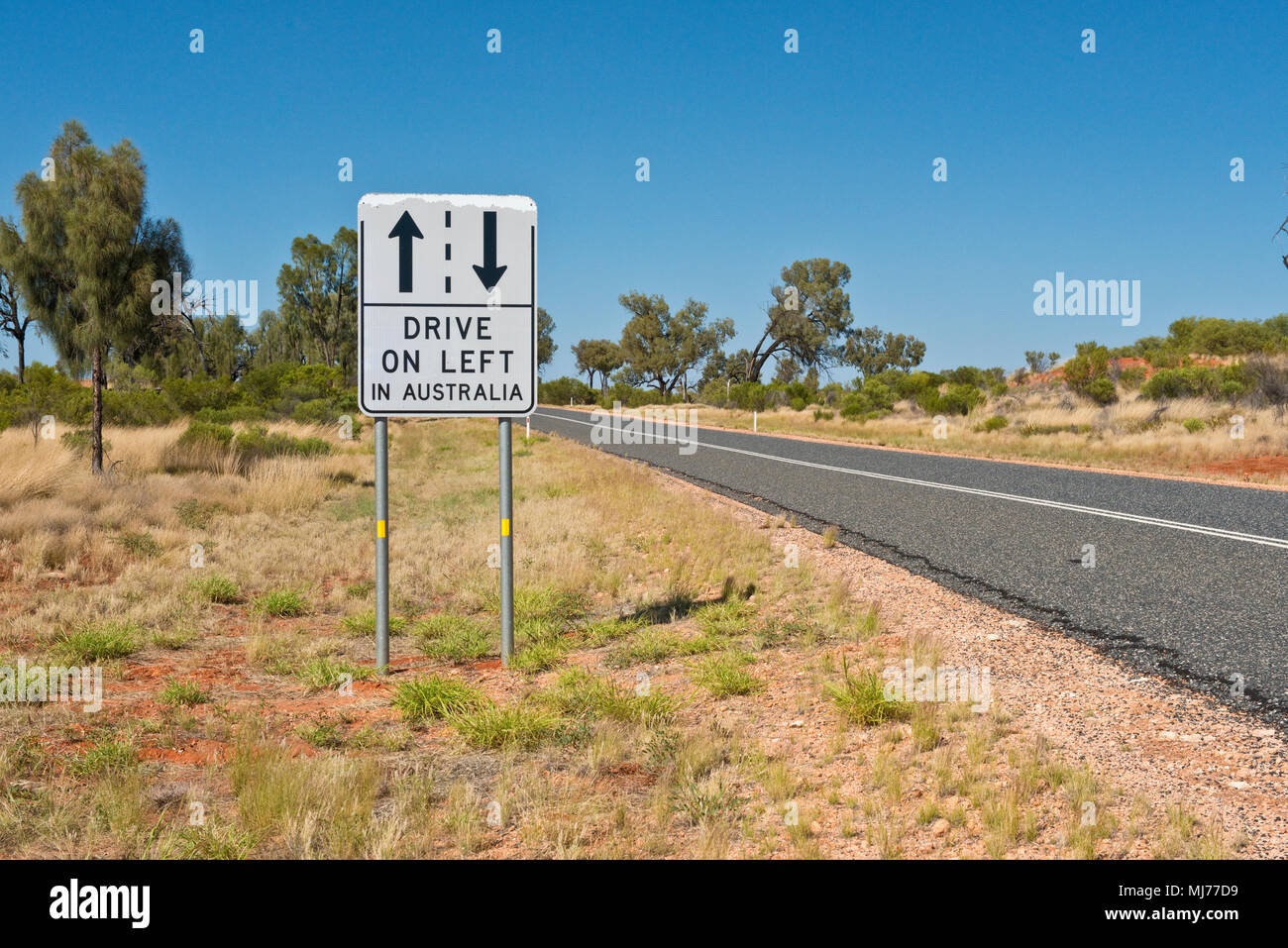 Guida a sinistra in Australia la segnaletica stradale. Per ricordare i turisti stranieri che il lato della strada su cui guidare, Foto Stock