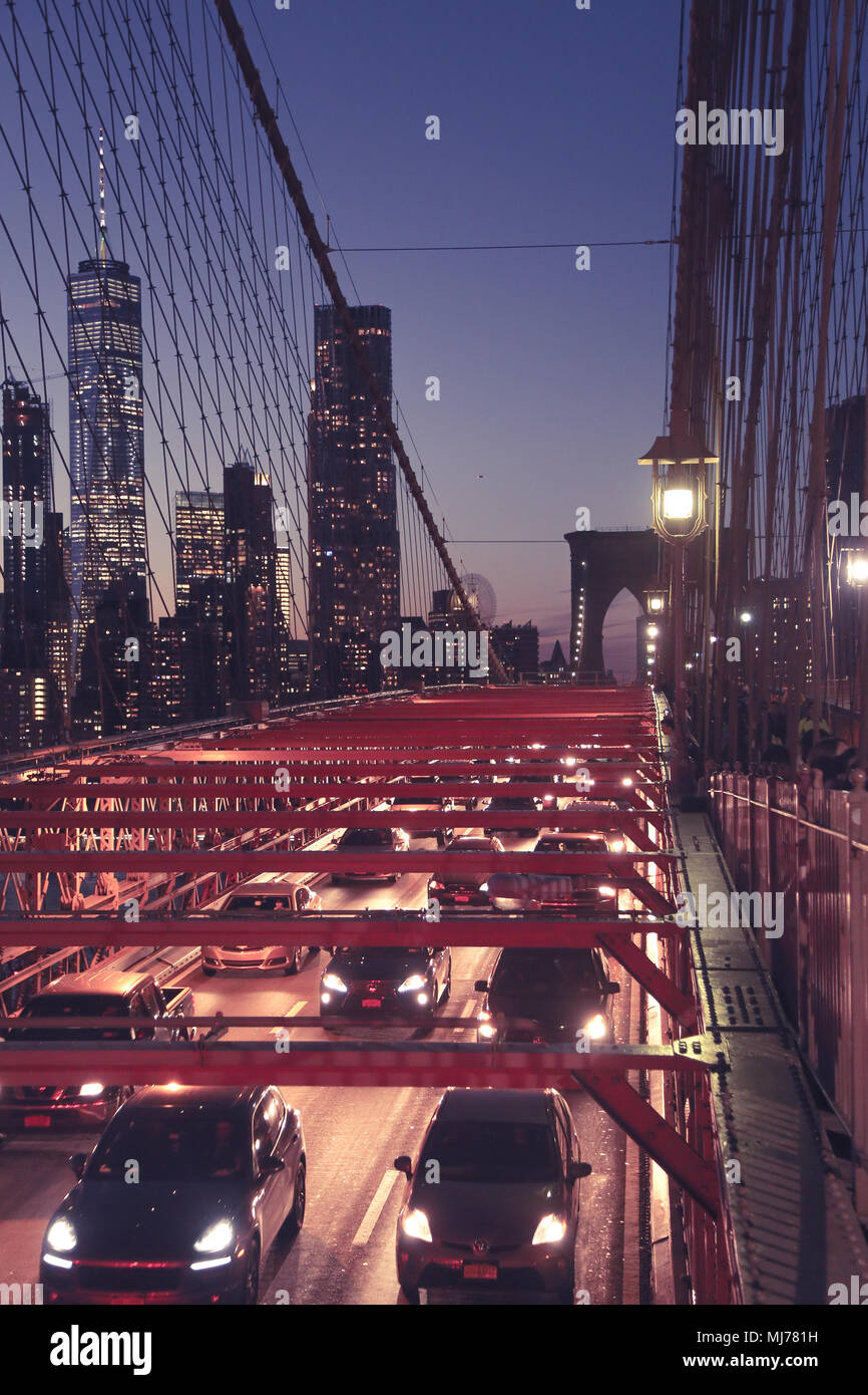 Auto sul ponte di Brooklyn Foto Stock