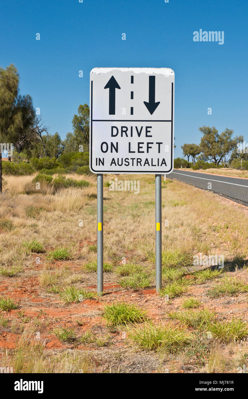 Guida a sinistra in Australia la segnaletica stradale. Per ricordare i turisti stranieri che il lato della strada su cui guidare, Foto Stock
