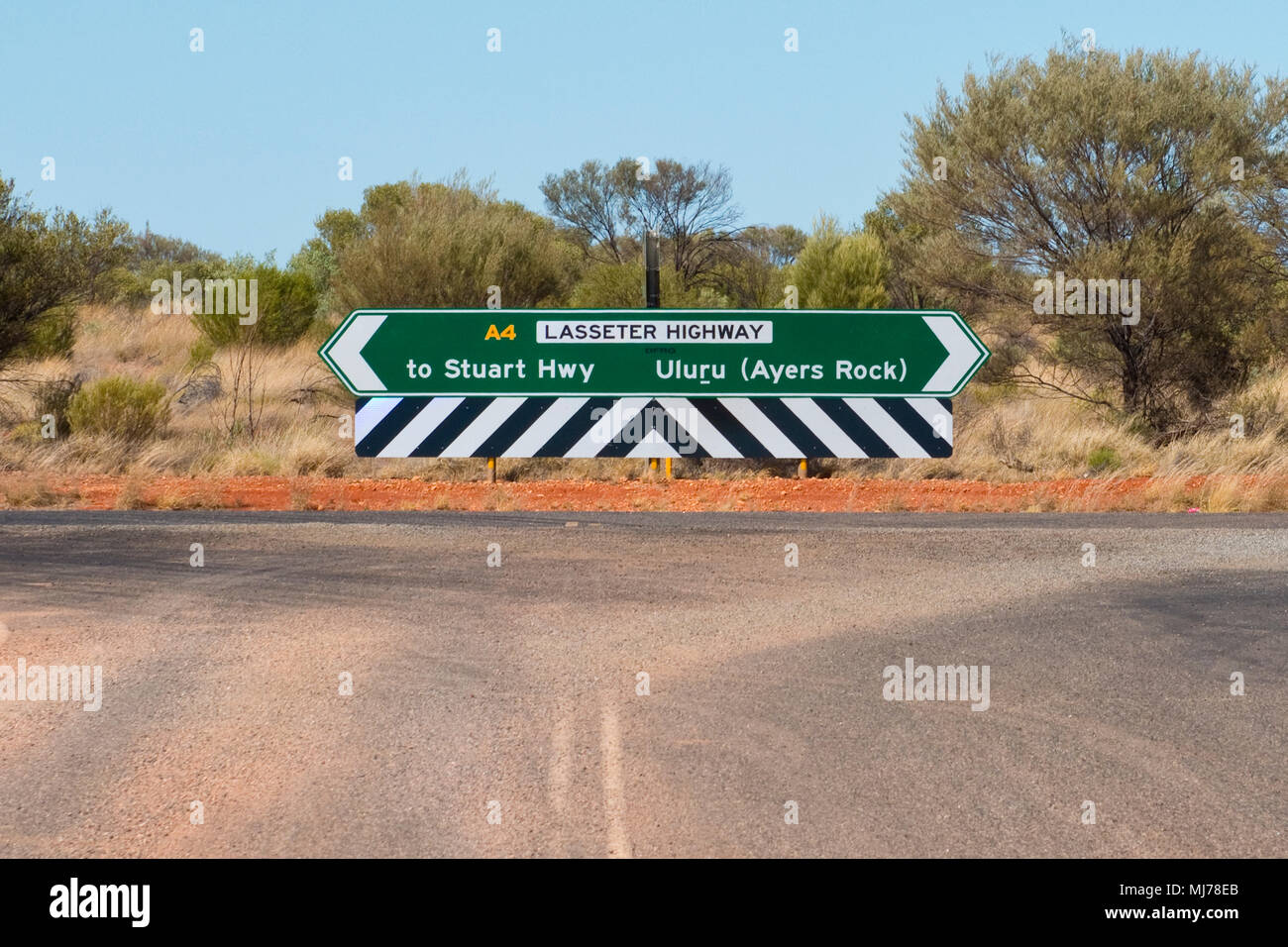 Lasseter Highway road sign le direzioni di Stuart Highway e Uluru (Ayers Rock) Foto Stock