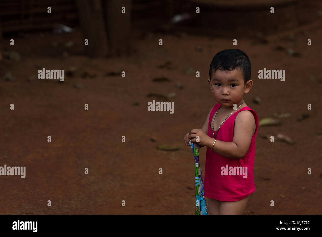 Cambogiano capretto piccolo permanente sulla strada in provincia Banlung, Cambogia 02 marzo 2018. Foto Stock