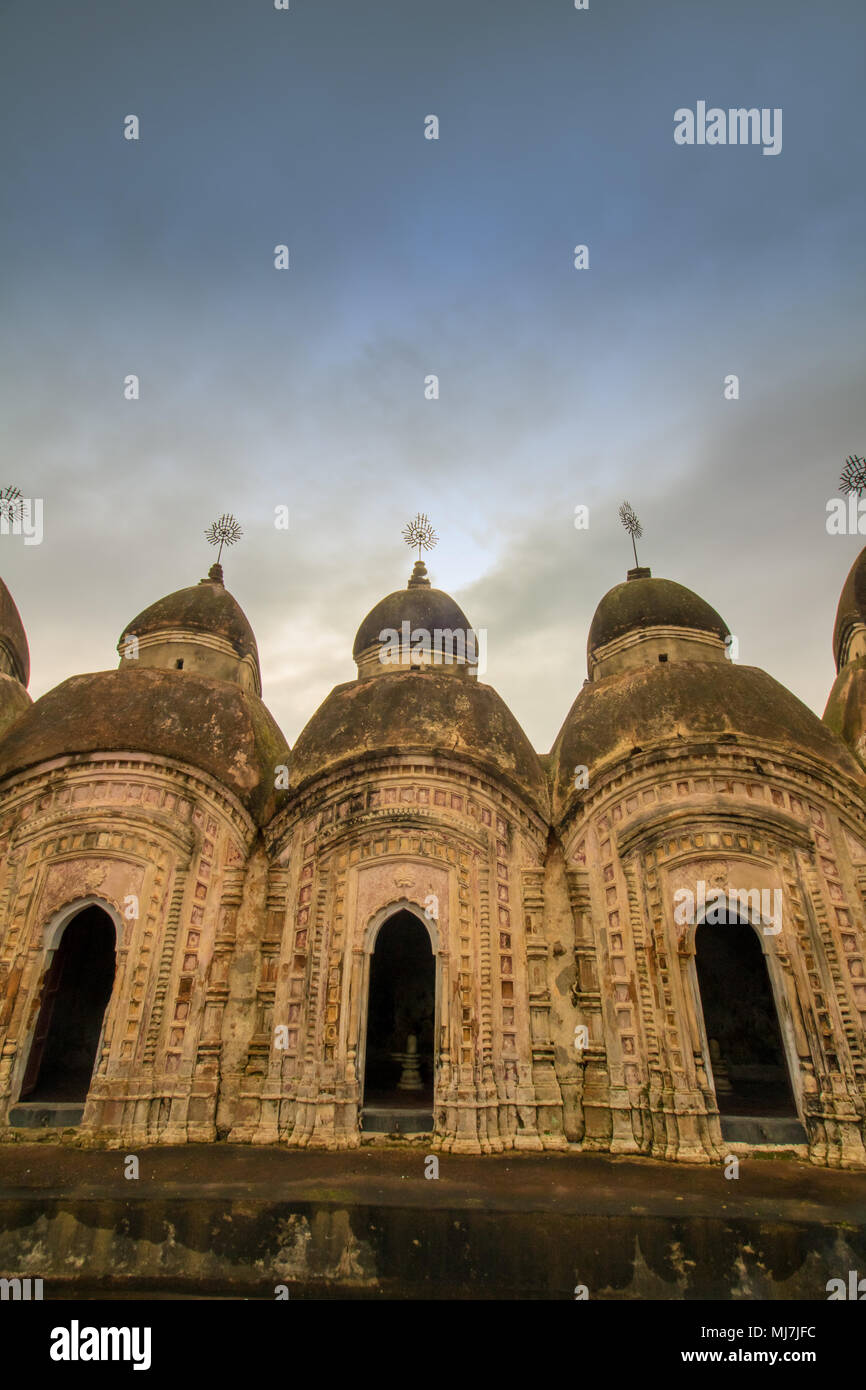 Cerchio esterno di Nava Kailash (108 templi di Shiva) ad Ambika Kalna, West Bengal, India Foto Stock