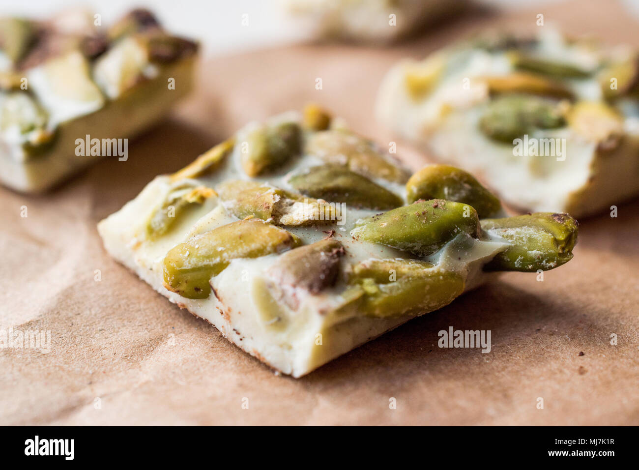 Il cioccolato bianco pezzi con pistacchio. Concetto di dessert. Foto Stock