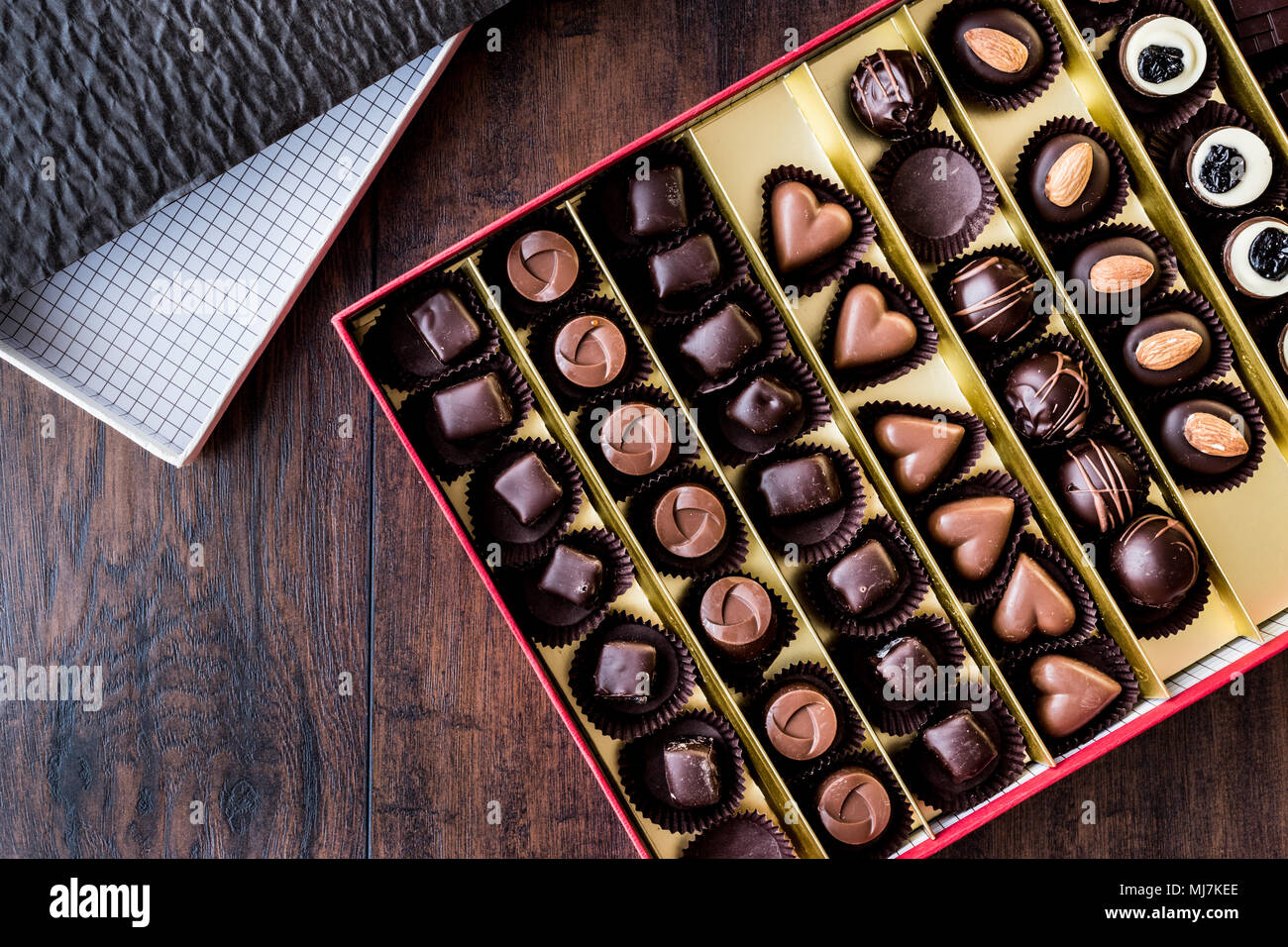 Assortimento di cioccolatini nella casella di selezione (focus) Foto Stock