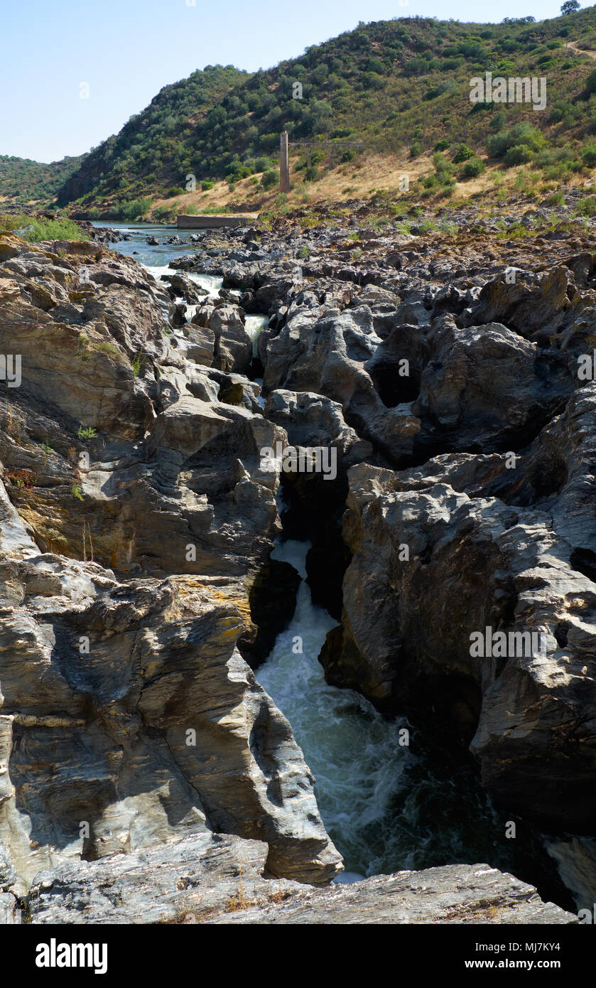 Pulo do Lobo (Wolf's Leap) cascata è una cascate del fiume Guadiana che acqua trova la sua strada attraverso le rocce calcaree, Alentejo, Portogallo Foto Stock