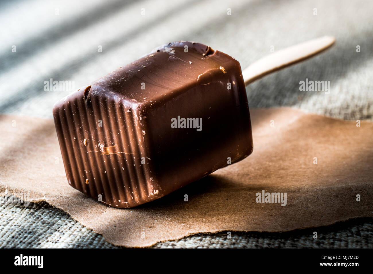 Cioccolato al latte con bastone di legno (lusty o luce fioca) . Il dessert concetto. Foto Stock