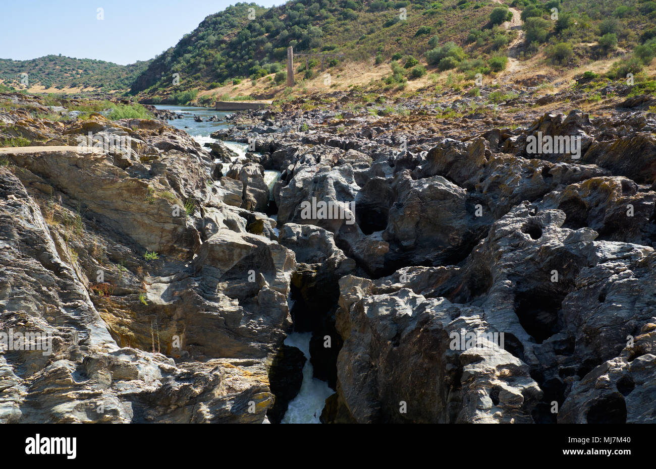 Pulo do Lobo (Wolf's Leap) cascata è una cascate del fiume Guadiana che acqua trova la sua strada attraverso le rocce calcaree, Alentejo, Portogallo Foto Stock