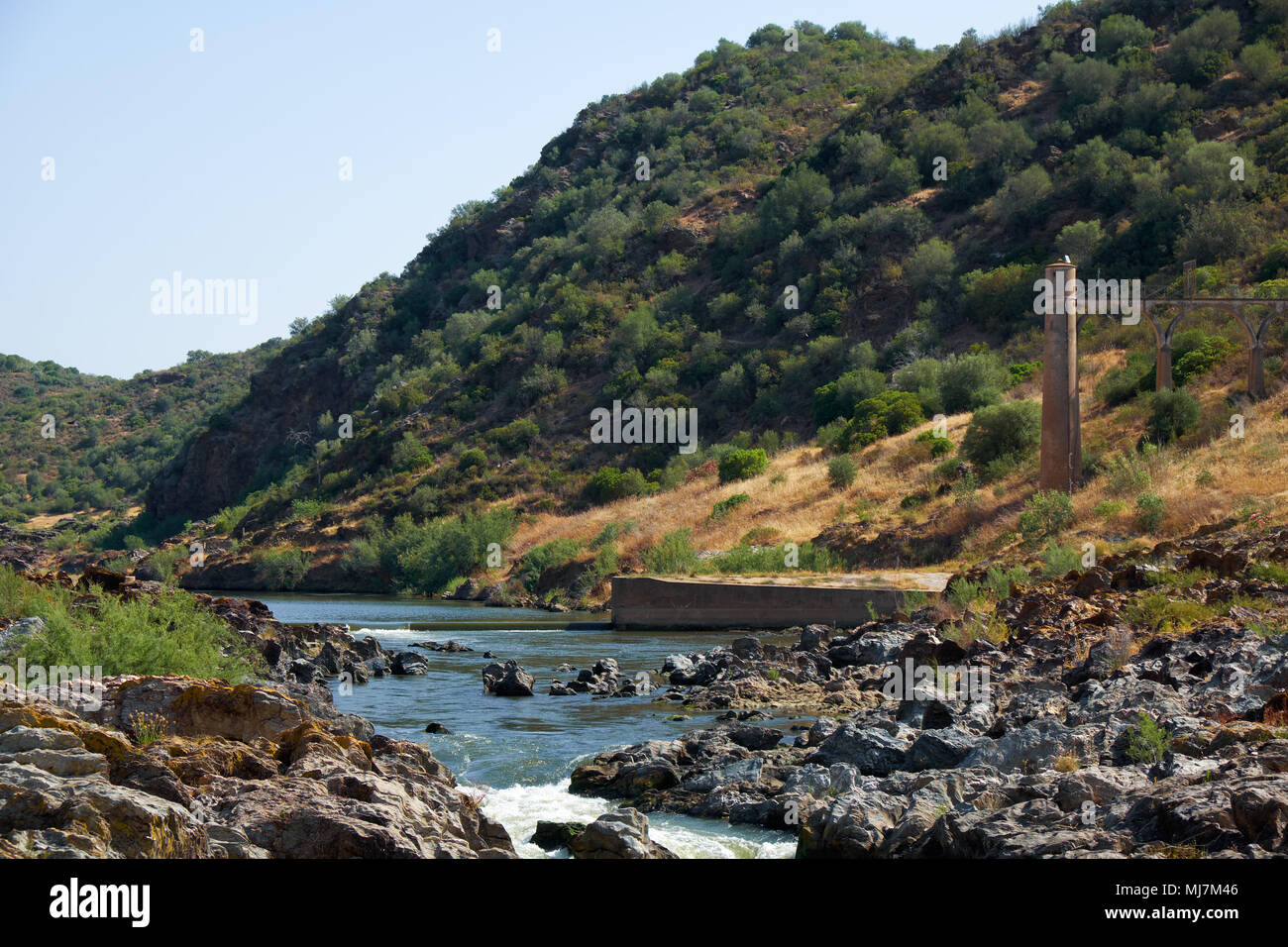 Fiume Guadiana prima del Pulo do Lobo (Wolf's Leap) cascata ed i resti dell antico acquedotto romano. Fiume Guadiana Valley Natural Park, Alentej Foto Stock