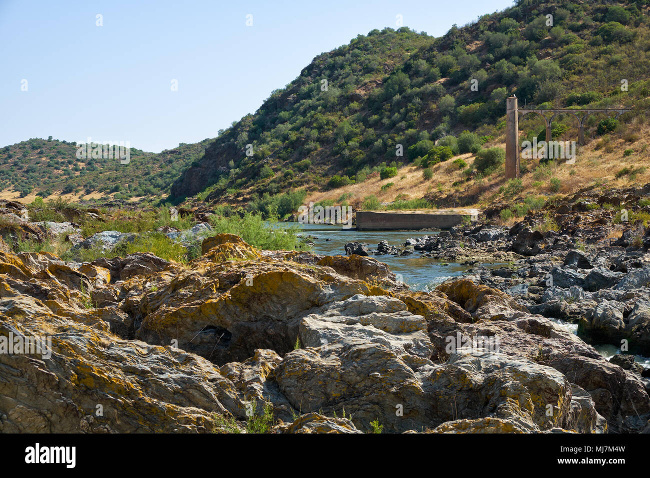 Fiume Guadiana prima del Pulo do Lobo (Wolf's Leap) cascata ed i resti dell antico acquedotto romano. Fiume Guadiana Valley Natural Park, Alentej Foto Stock