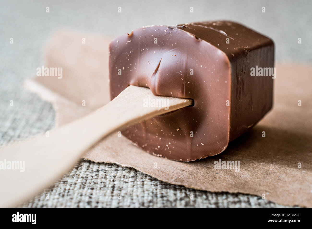 Cioccolato al latte con bastone di legno. dessert concetto. Foto Stock