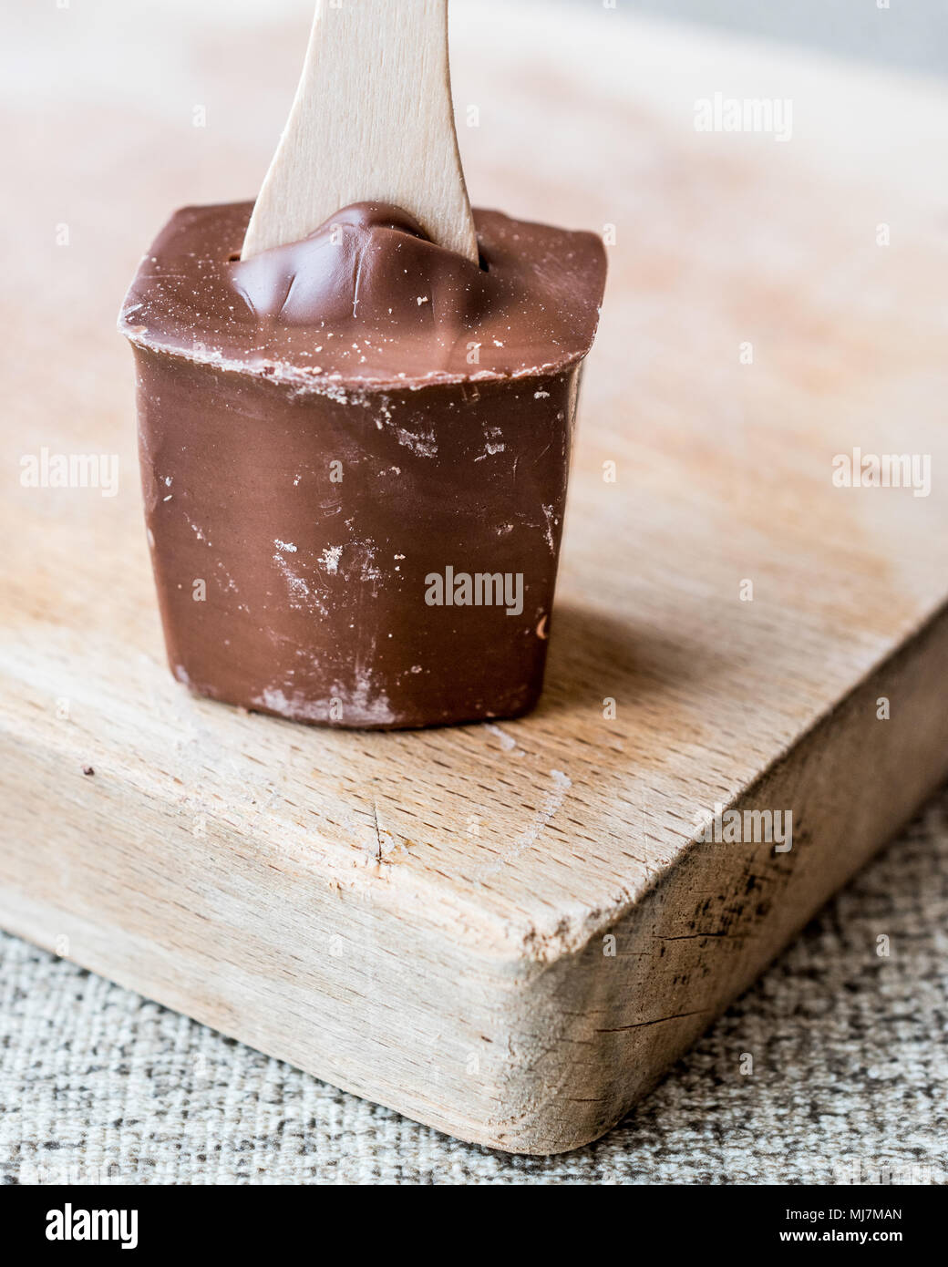 Cioccolato al latte con bastone di legno. dessert concetto. Foto Stock