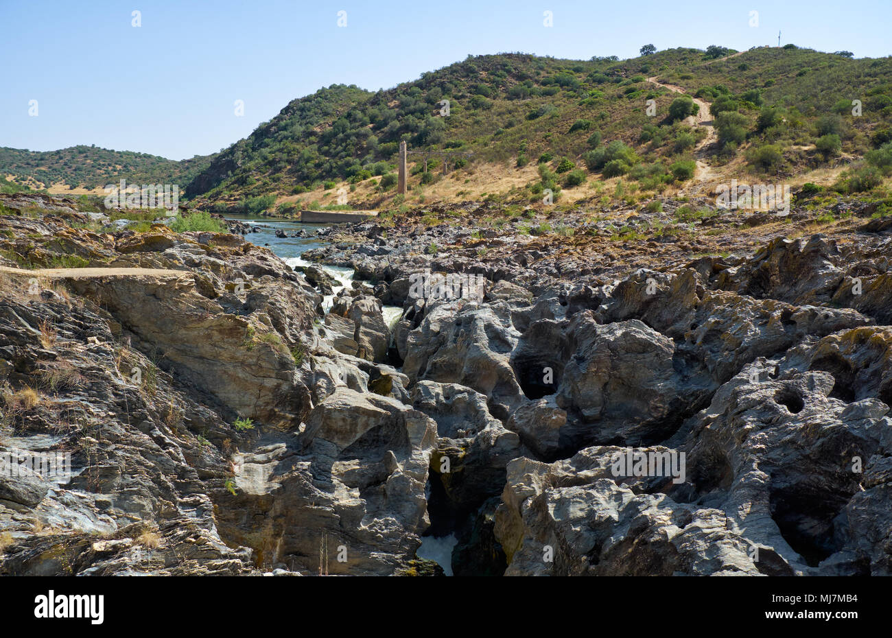 Pulo do Lobo (Wolf's Leap) cascata è una cascate del fiume Guadiana che acqua trova la sua strada attraverso le rocce calcaree, Guadiana River Valley Natural Foto Stock