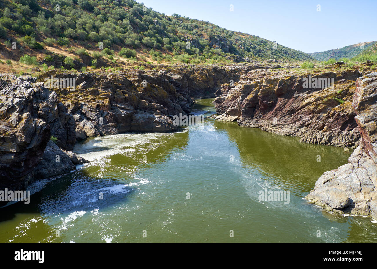 Il flusso del fiume Guadiana trova la sua strada attraverso il profondo burrone in scisti a Pulo do Lobo (Wolf's Leap), Guadiana River Valley Natural Park, Alente Foto Stock