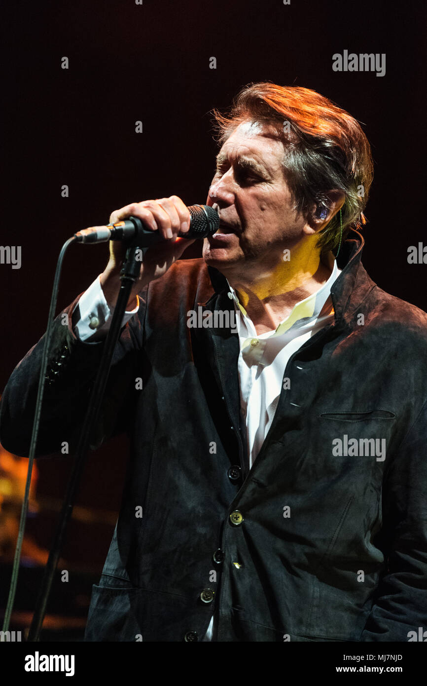 Bryan Ferry effettuando in corrispondenza di St David's Hall di Cardiff - 9 Aprile 2018 Foto Stock