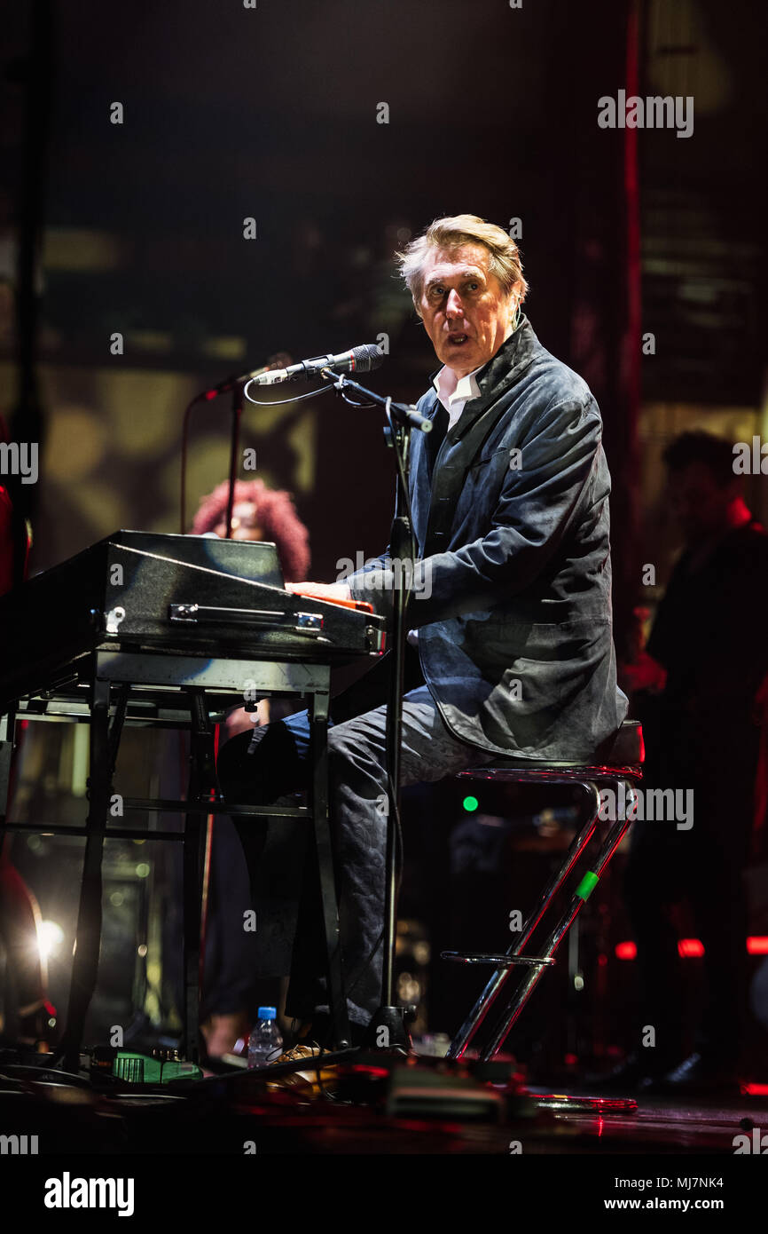 Bryan Ferry effettuando in corrispondenza di St David's Hall di Cardiff - 9 Aprile 2018 Foto Stock