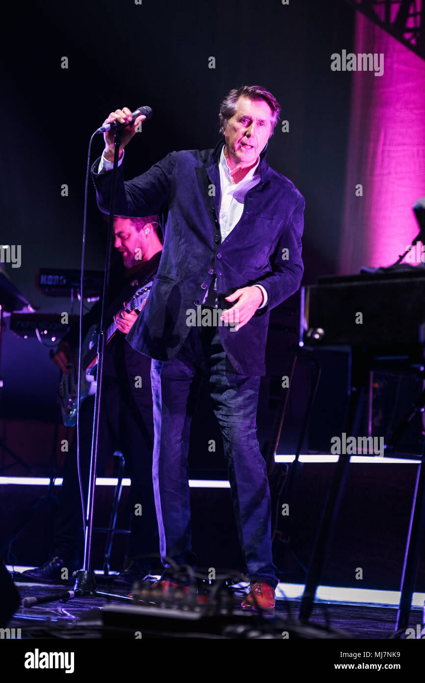 Bryan Ferry effettuando in corrispondenza di St David's Hall di Cardiff - 9 Aprile 2018 Foto Stock