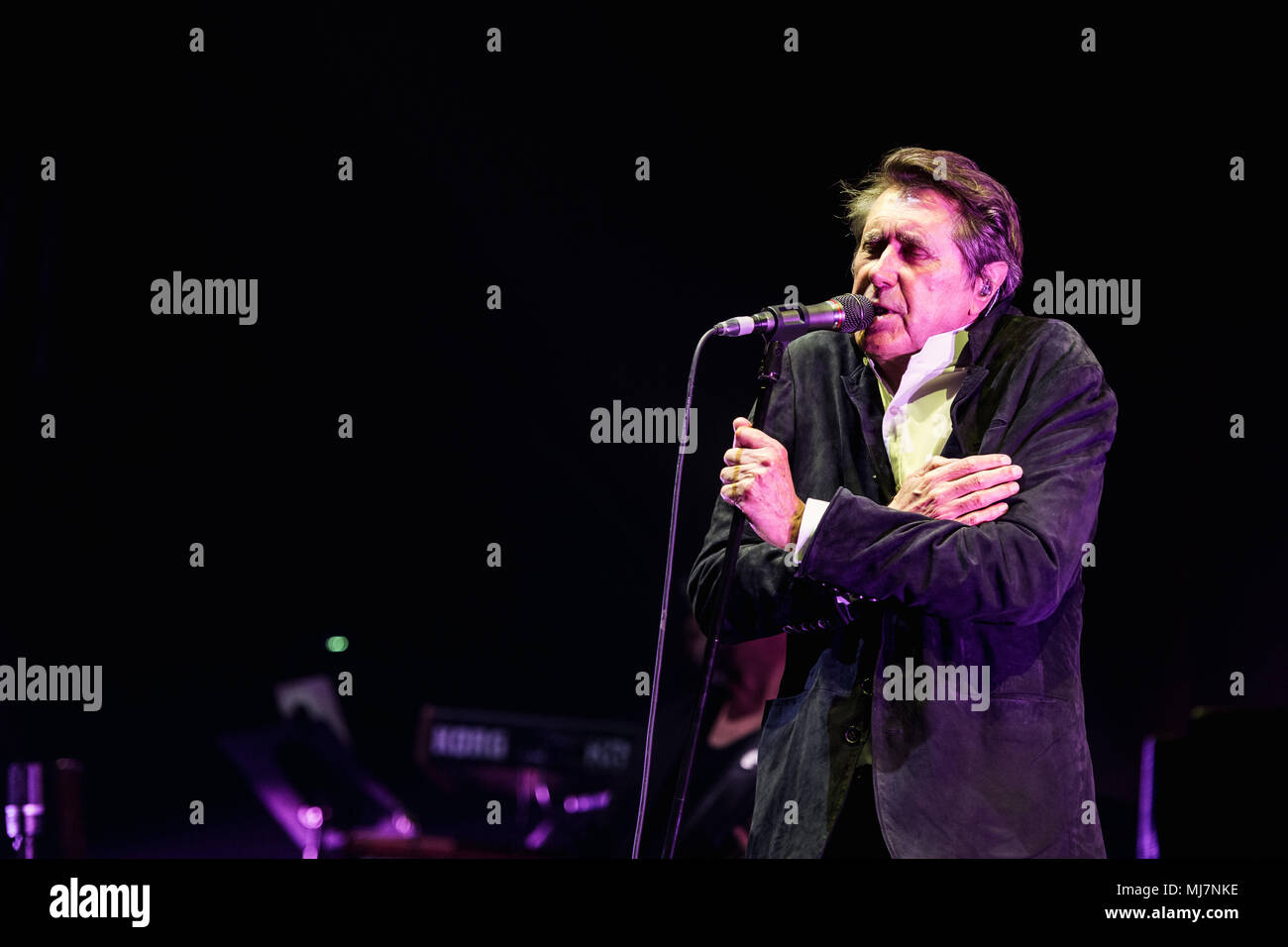 Bryan Ferry effettuando in corrispondenza di St David's Hall di Cardiff - 9 Aprile 2018 Foto Stock