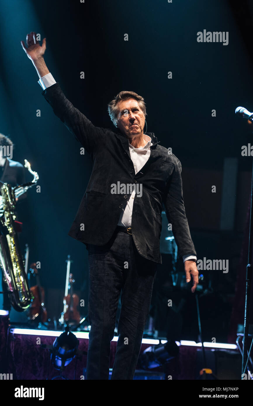 Bryan Ferry effettuando in corrispondenza di St David's Hall di Cardiff - 9 Aprile 2018 Foto Stock