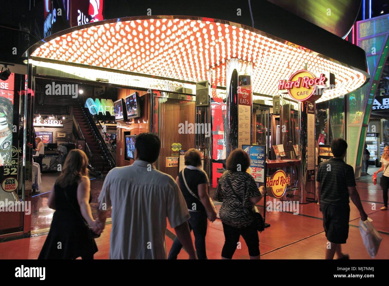 LAS VEGAS, Stati Uniti d'America - 14 Aprile 2014: la gente a piedi da Hard Rock Cafe a Las Vegas. Ci sono 175 Hard Rock sedi in 53 paesi. Foto Stock