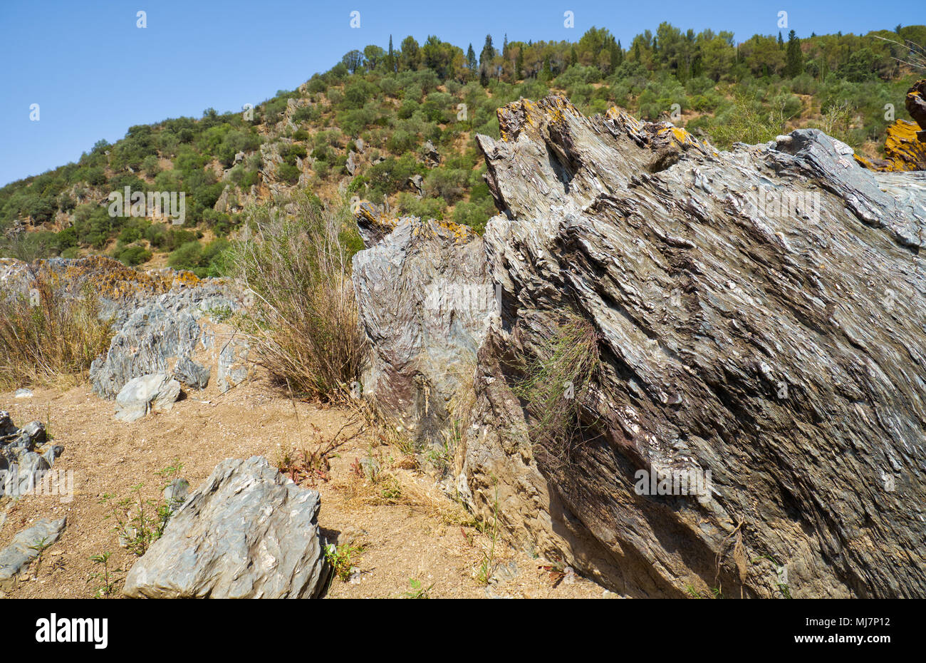 Lo scisto rive del fiume Guadiana erose dal vento e acqua a Pulo do Lobo. Fiume Guadiana Valley Natural Park. Alentejo, Portogallo. Foto Stock