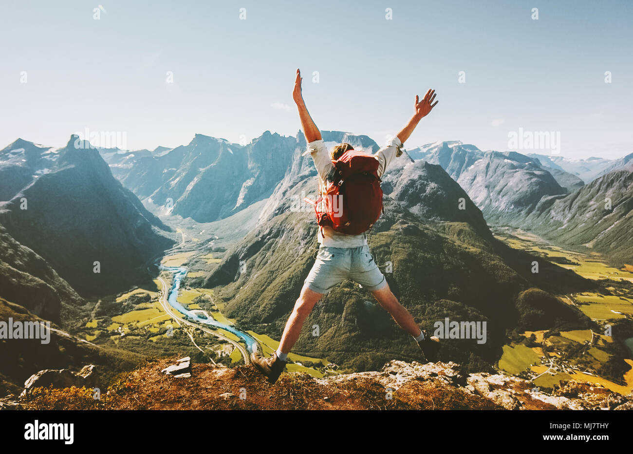 Uomo felice di salto di viaggiatori con zaino Travel Lifestyle adventure  concept active estate vacanze outdoor in Norvegia montagne il successo e il  divertimento euphor Foto stock - Alamy