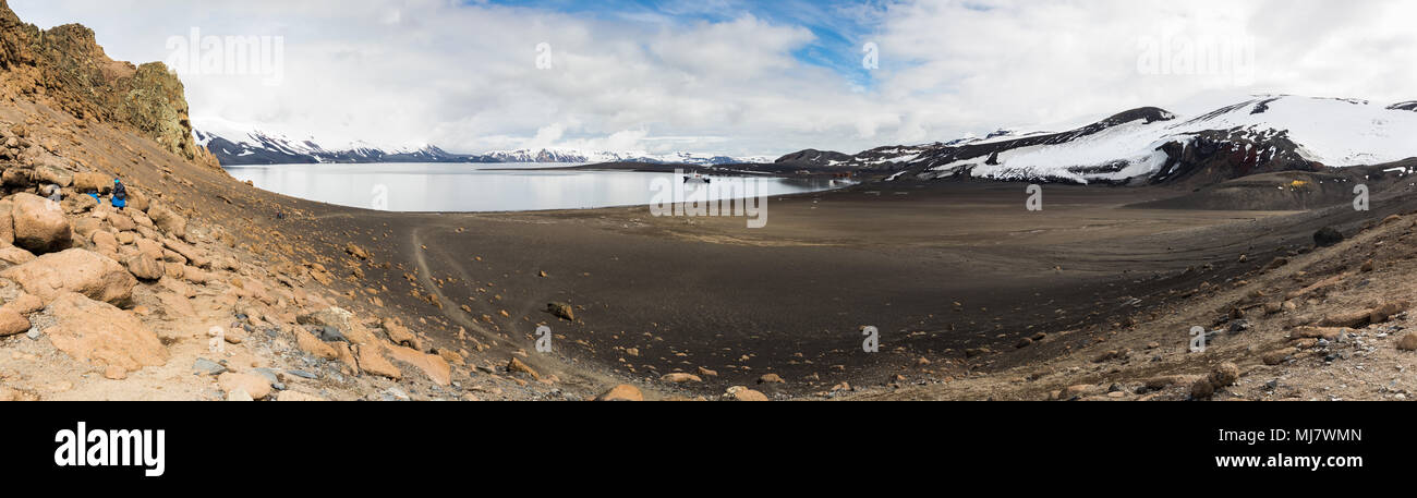 Vista panoramica dell'arido paesaggio polare Isola Deception, Antartide, attiva una caldera vulcanica con tour nave, persone e storico della caccia alla balena statio Foto Stock