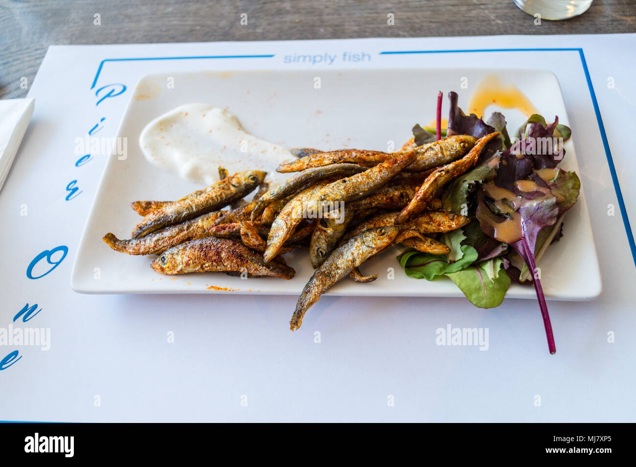 Un motorino di avviamento di bianchetti limone crème fraiche e rucola, Pier One ristorante di pesce, Connaught Avenue, FRINTON ON SEA, Essex, Inghilterra Foto Stock