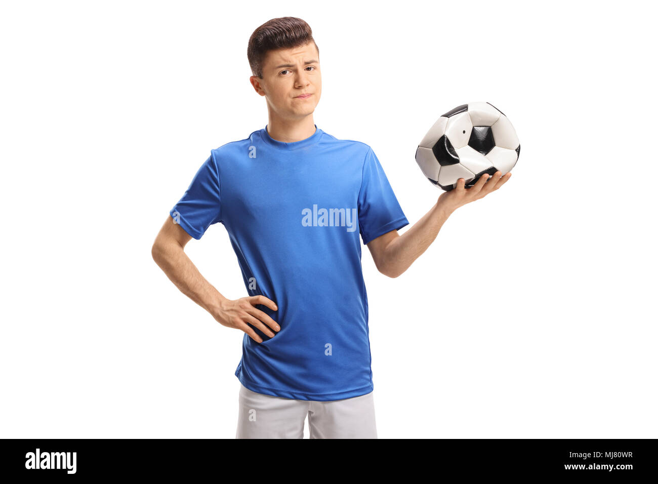 Triste teenage giocatore di calcio tenendo un sgonfiato calcio isolati su sfondo bianco Foto Stock