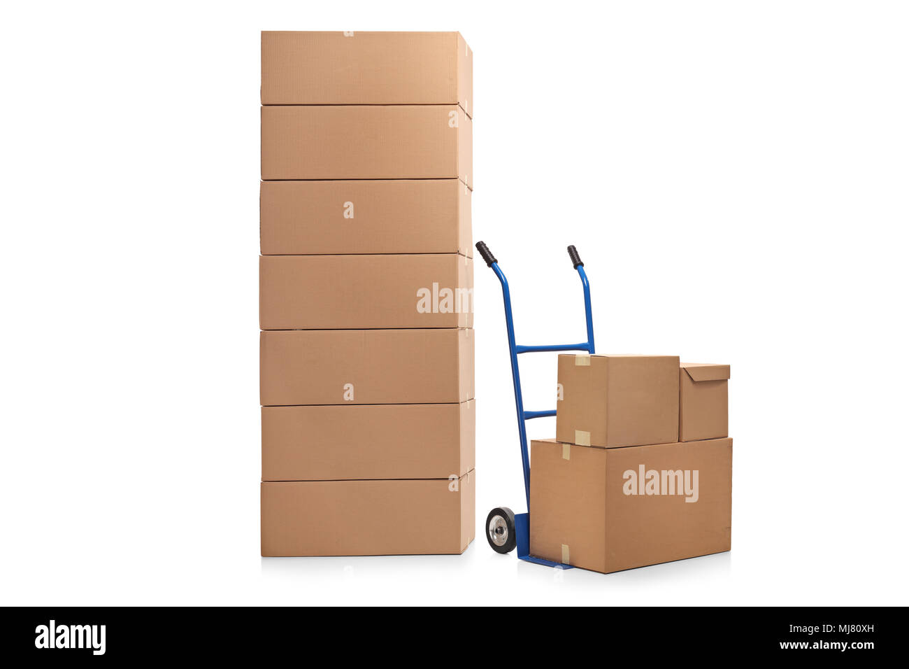 Pila di scatole e un carrello di isolati su sfondo bianco Foto Stock