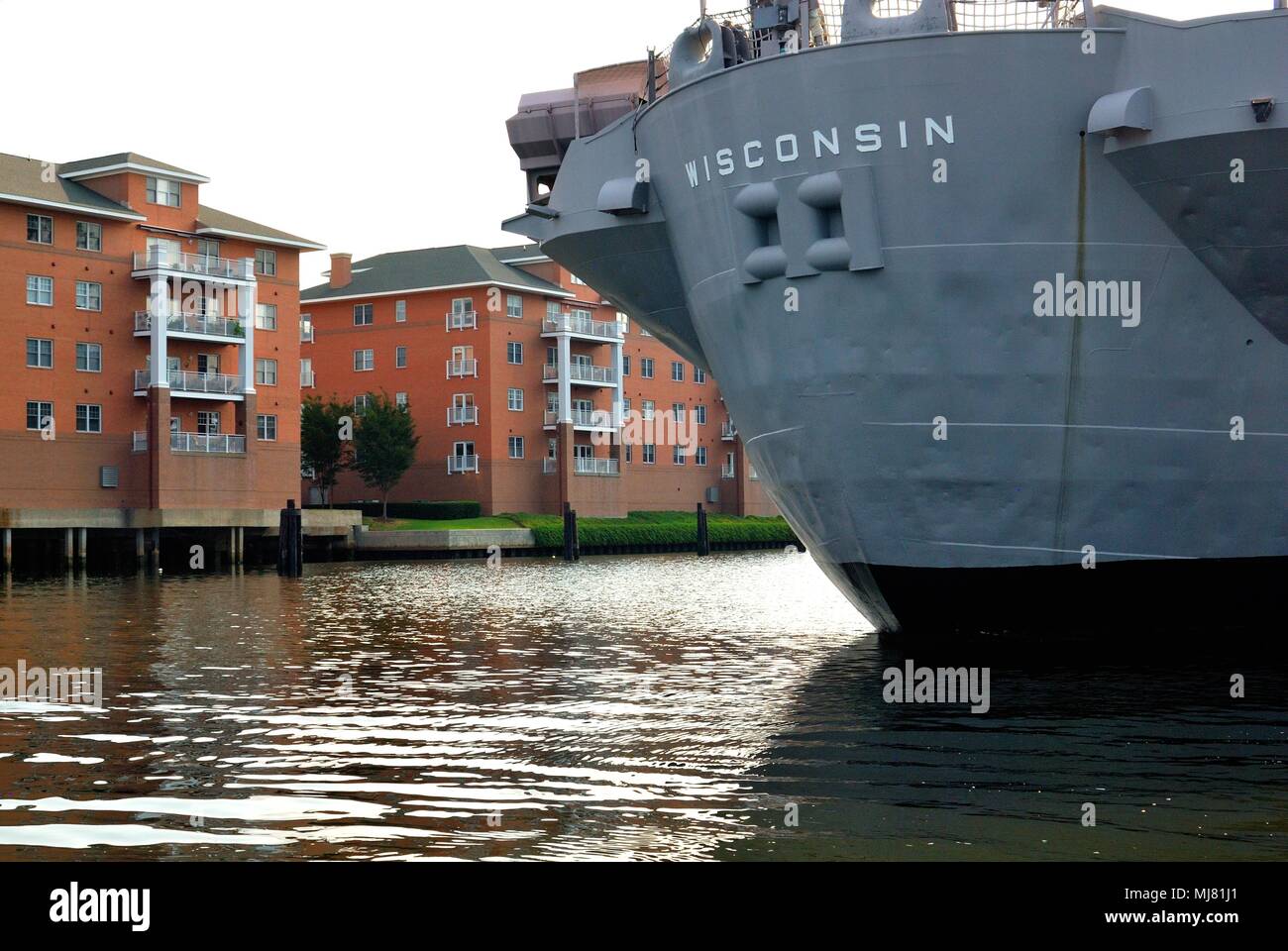 La nave da guerra USS Wisconsin mostra al Museo Nauticus, Elizabeth River, Hampton Roads, Norfolk, Virginia, Stati Uniti d'America Foto Stock