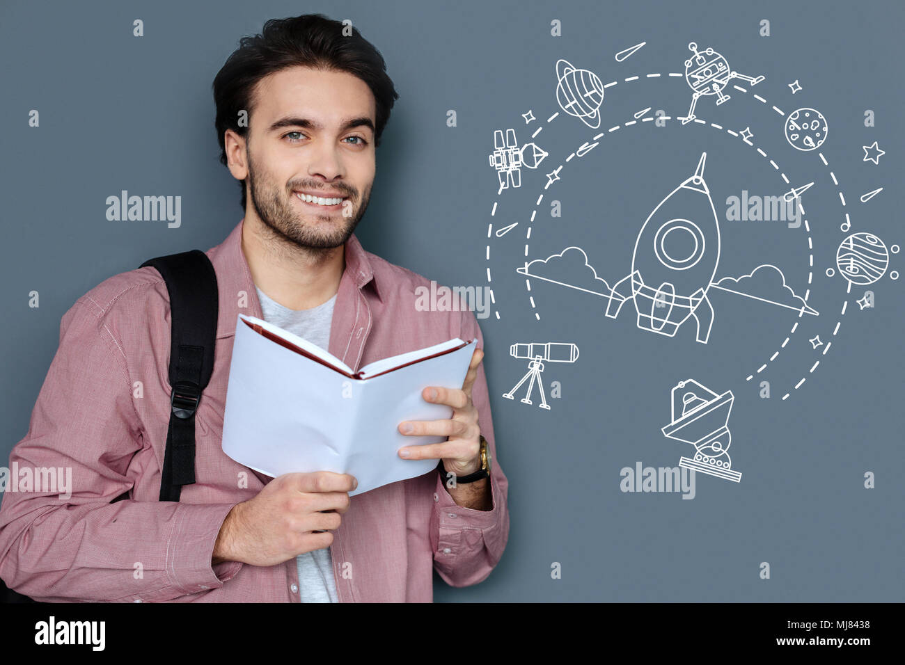 Bravo studente ambizioso sorridere mentre sognare di esplorare lo spazio Foto Stock