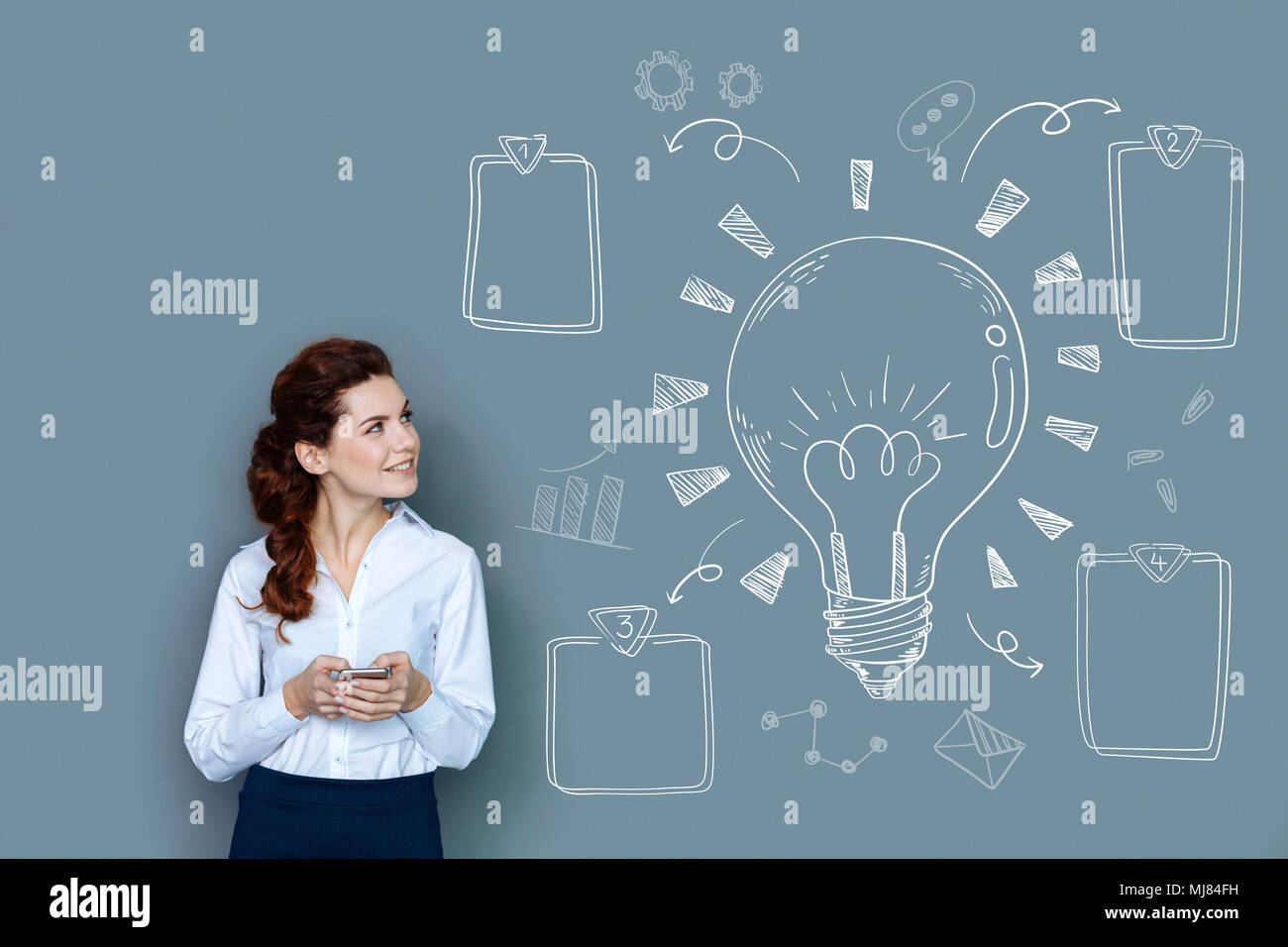 Manager positivo guardando in lontananza e sorridente Foto Stock