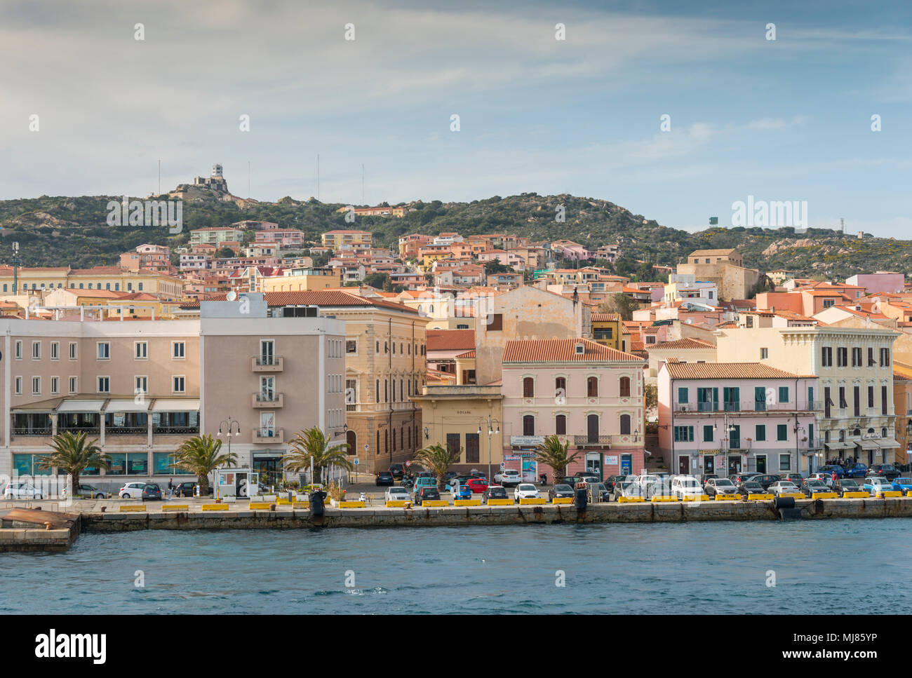 La Maddalena villaggio visto dall'acqua nell'isola della Maddalena, Sardegna, Italia, arrivate questa isola con il traghetto da Palua sull'italien isla Foto Stock